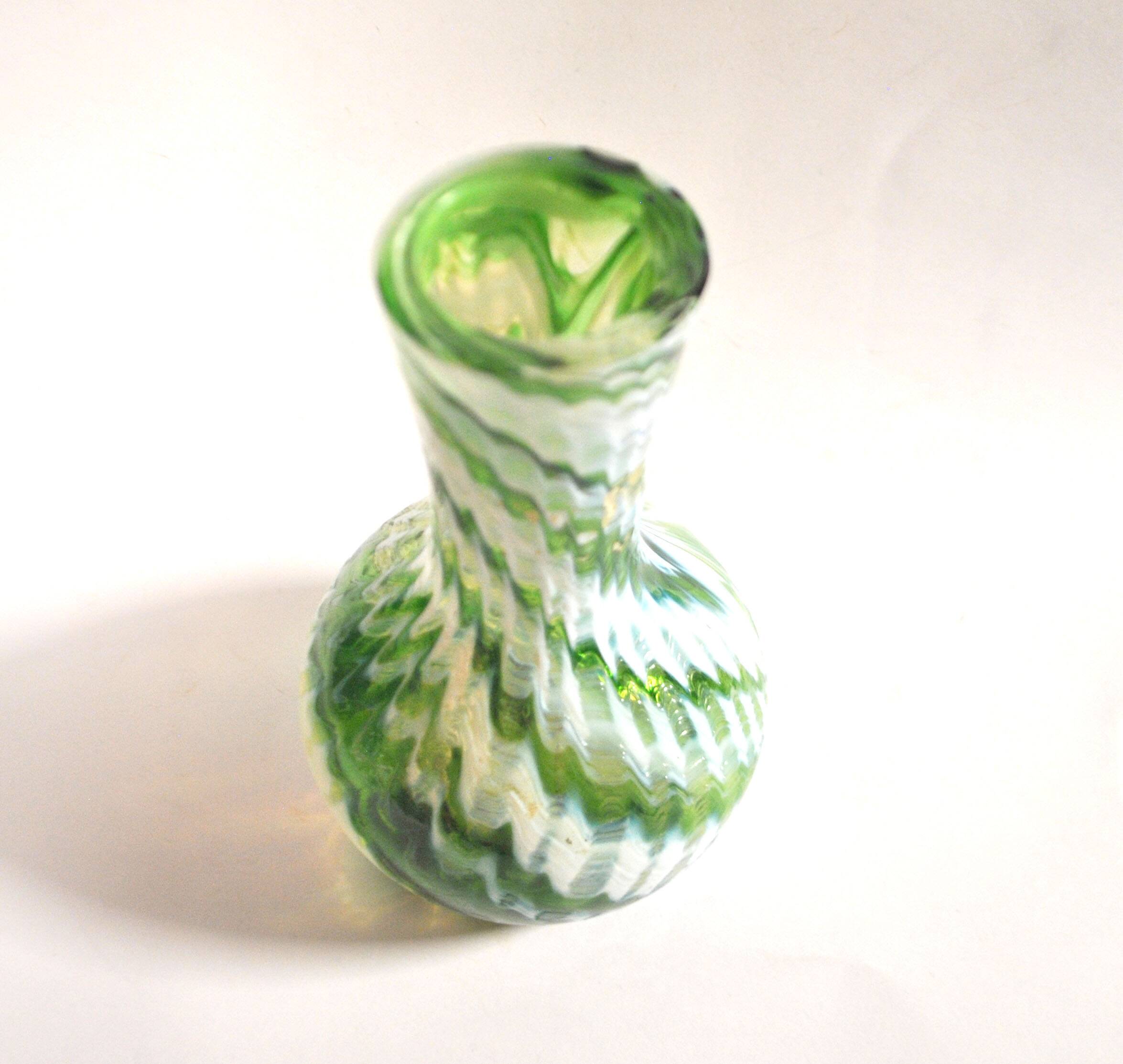 Murano vase in blown glass with green filigree, vintage 1960.