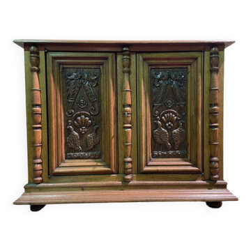 Buffet de style Renaissance en chêne sculpté