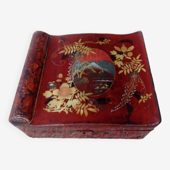 Lacquered wooden box/box decorated with Mount Fuji and flowers