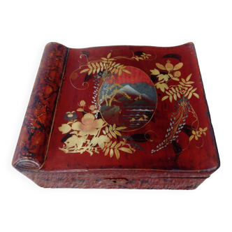 Lacquered wooden box/box decorated with Mount Fuji and flowers