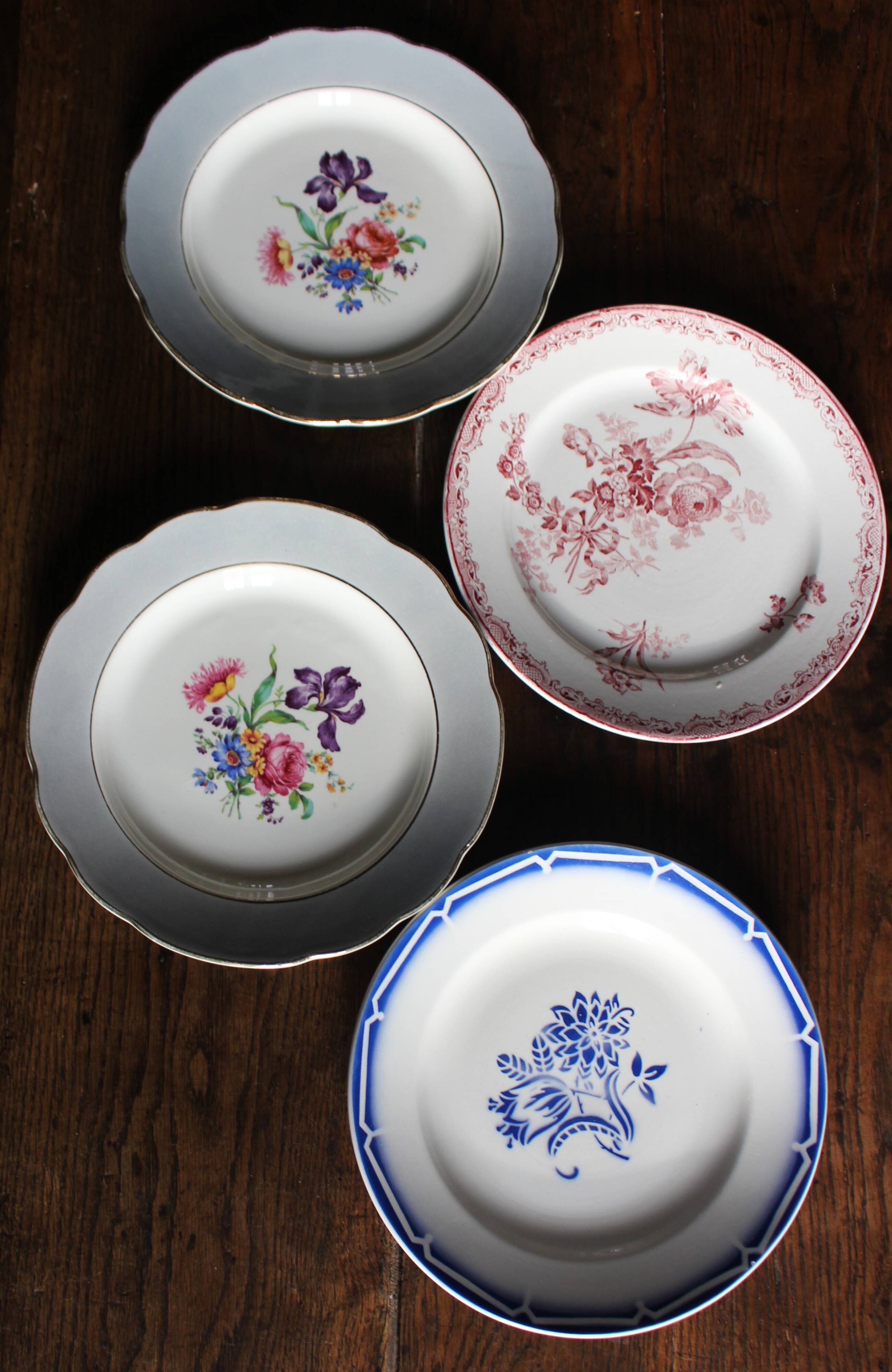 A set of 4 flat plates in pink and blue with Fontanges flowers from Sarreguemines.