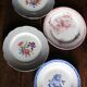 A set of 4 flat plates in pink and blue with Fontanges flowers from Sarreguemines.