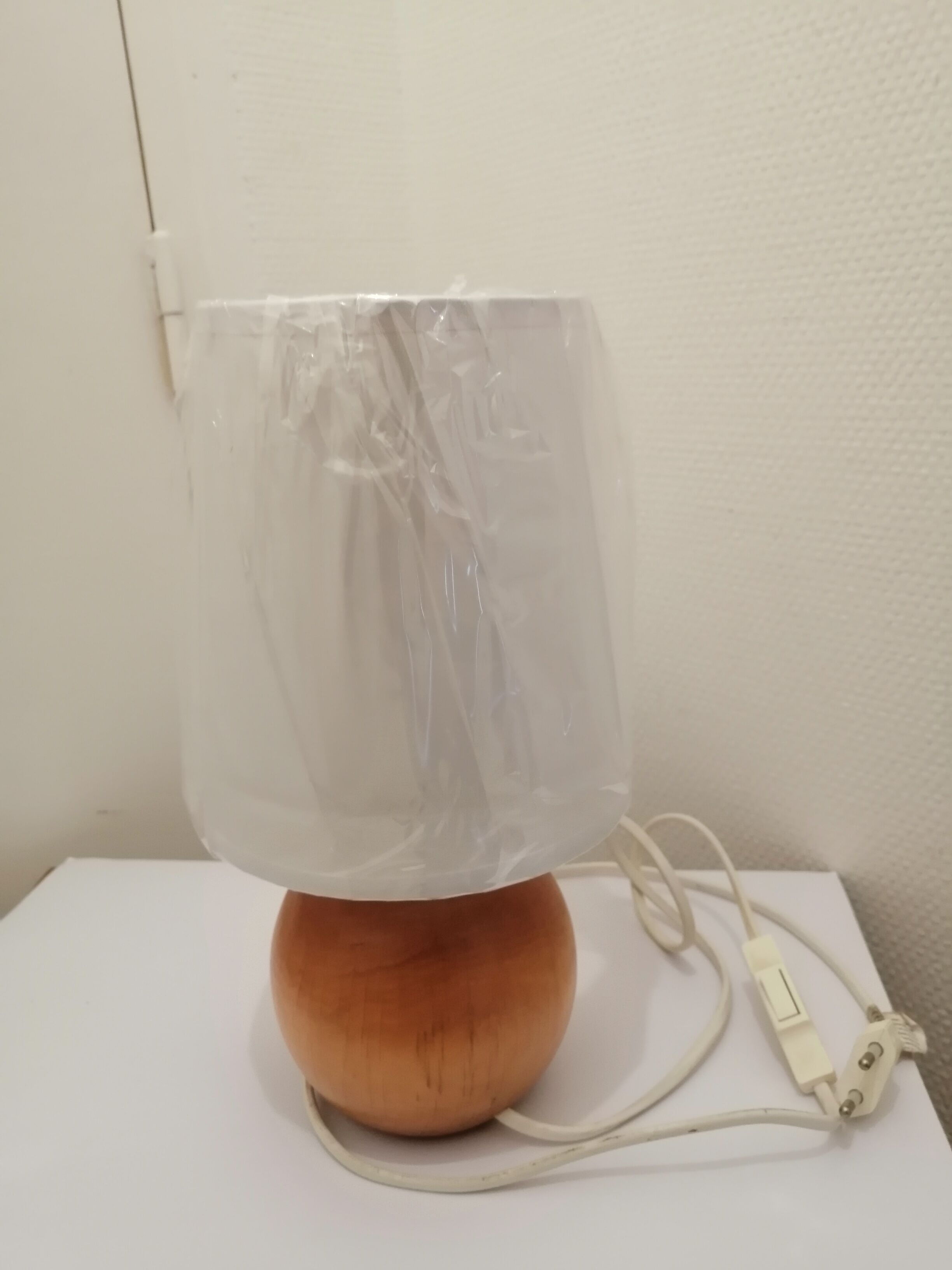 Wooden ball table lamp