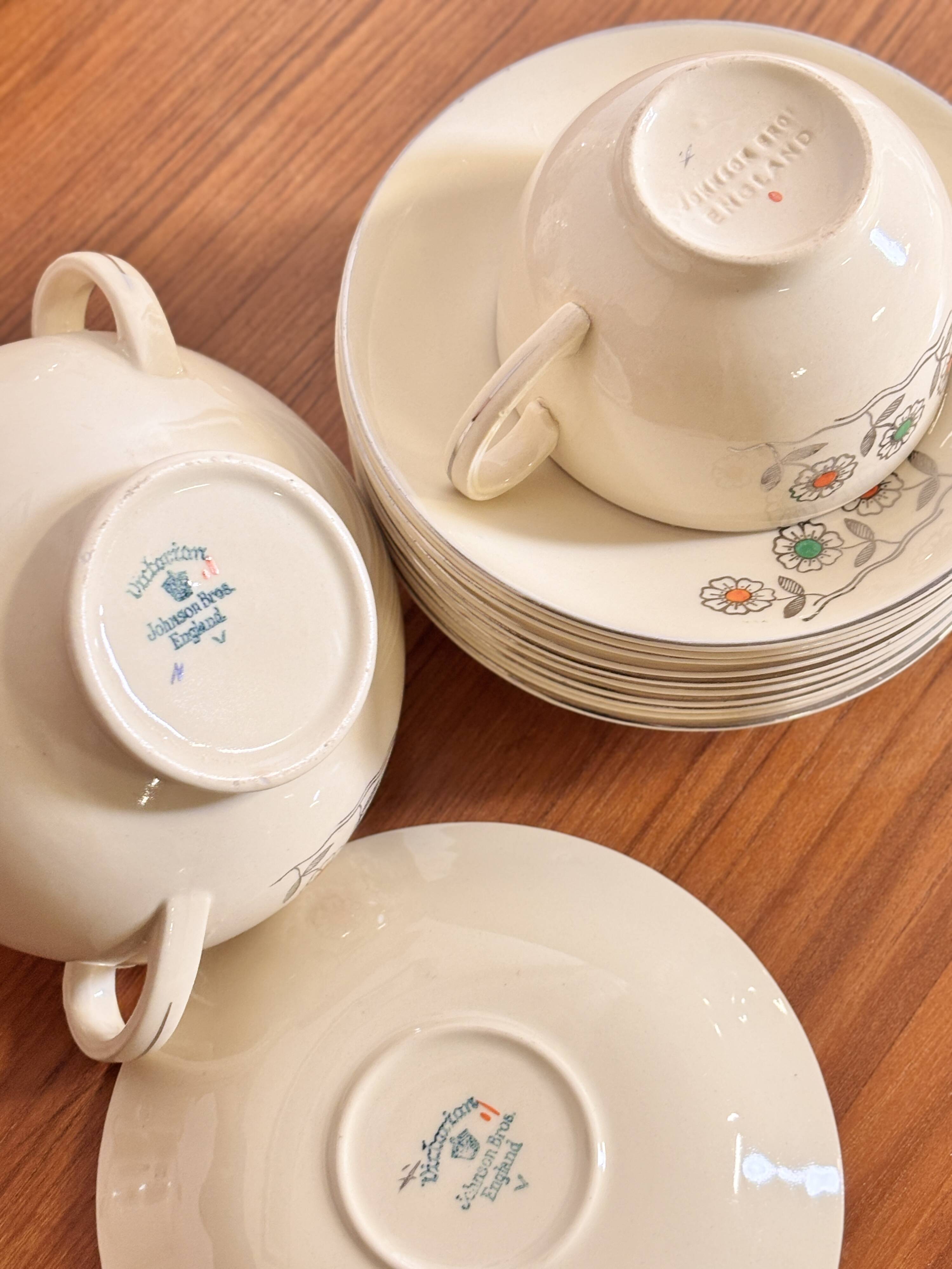 Set of 11 cups, saucers and 2 sugar bowls Johnson Brother I 1970s