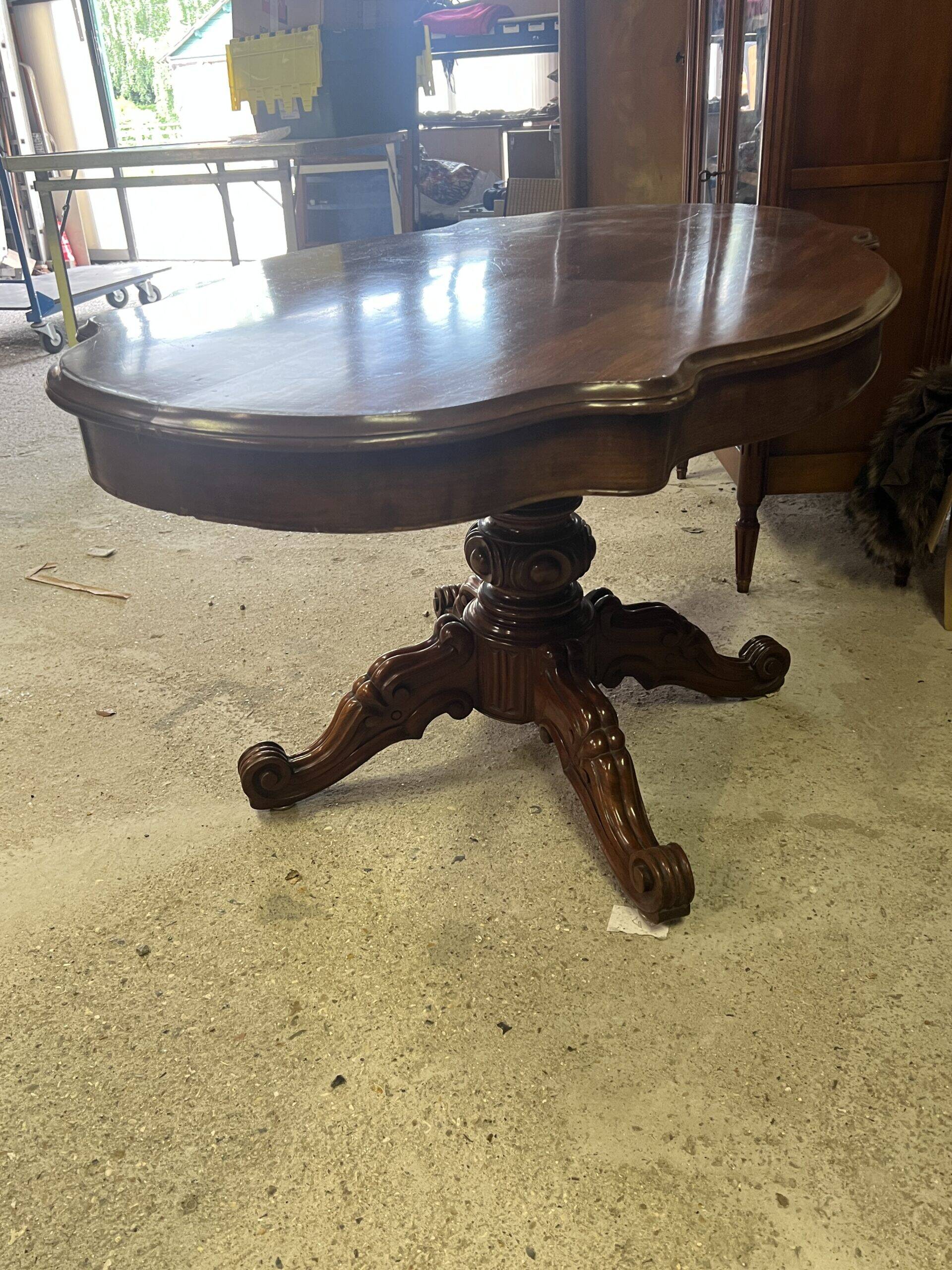 Large Louis Philippe period mahogany fiddle-shaped pedestal table, 19th century