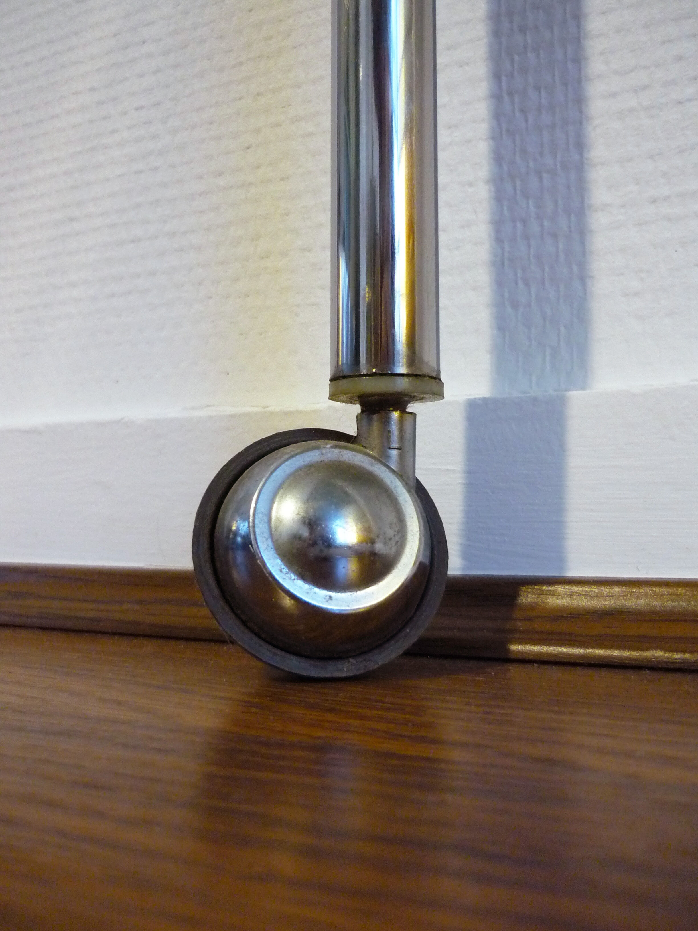 Serving in chromed metal and tinted 60s