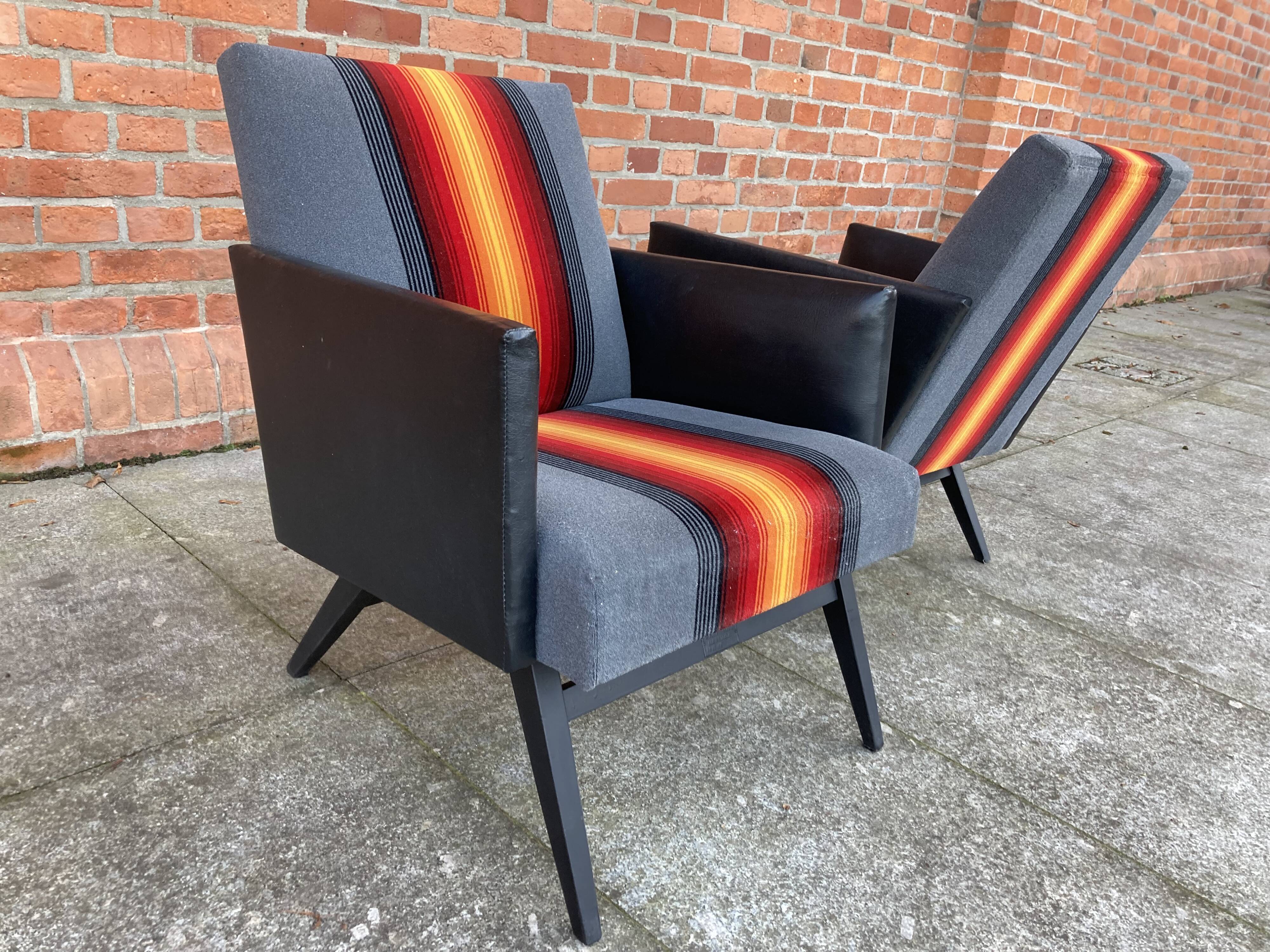Paire de fauteuils "feu" des années 80