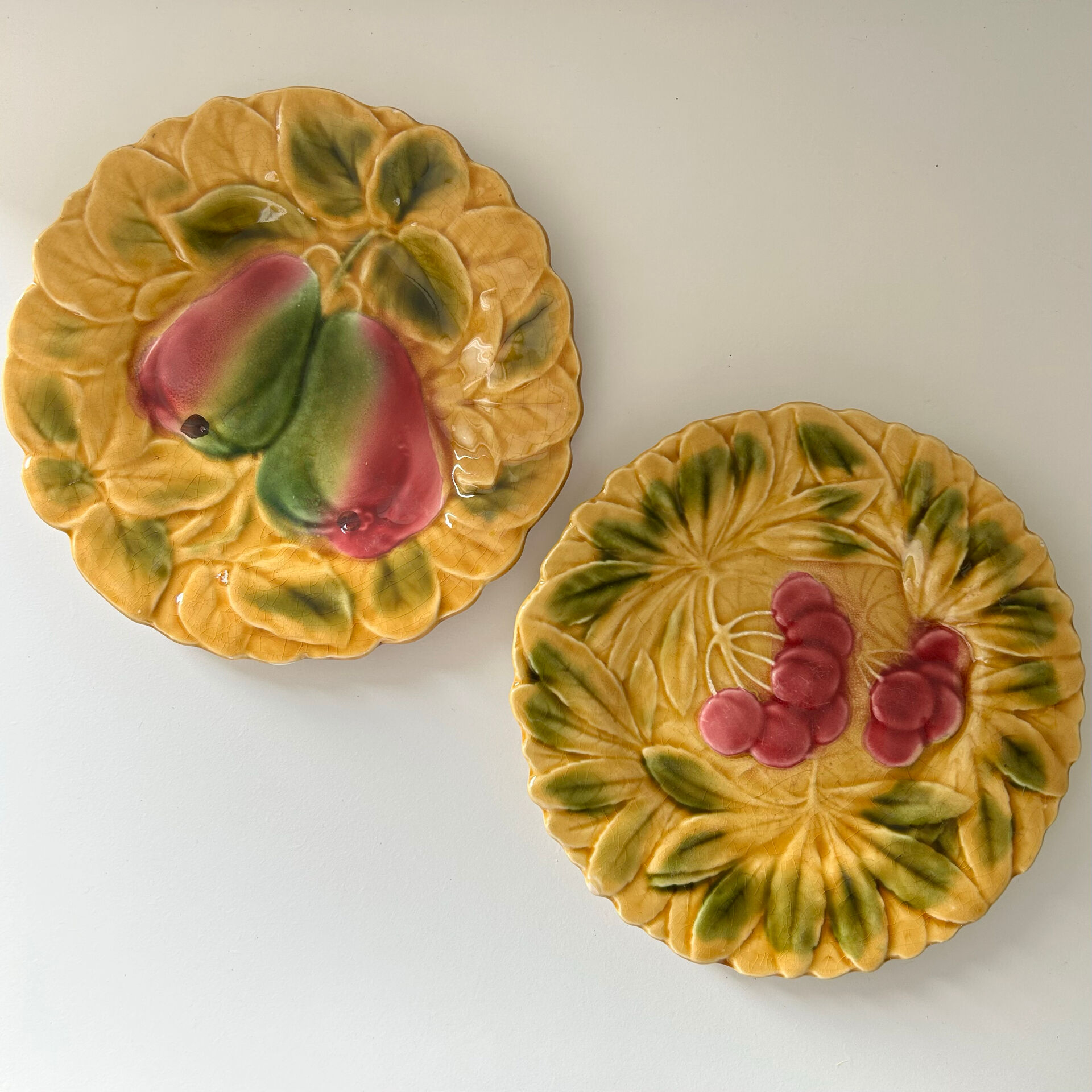 2 assiettes Sarreguemines en barbotine