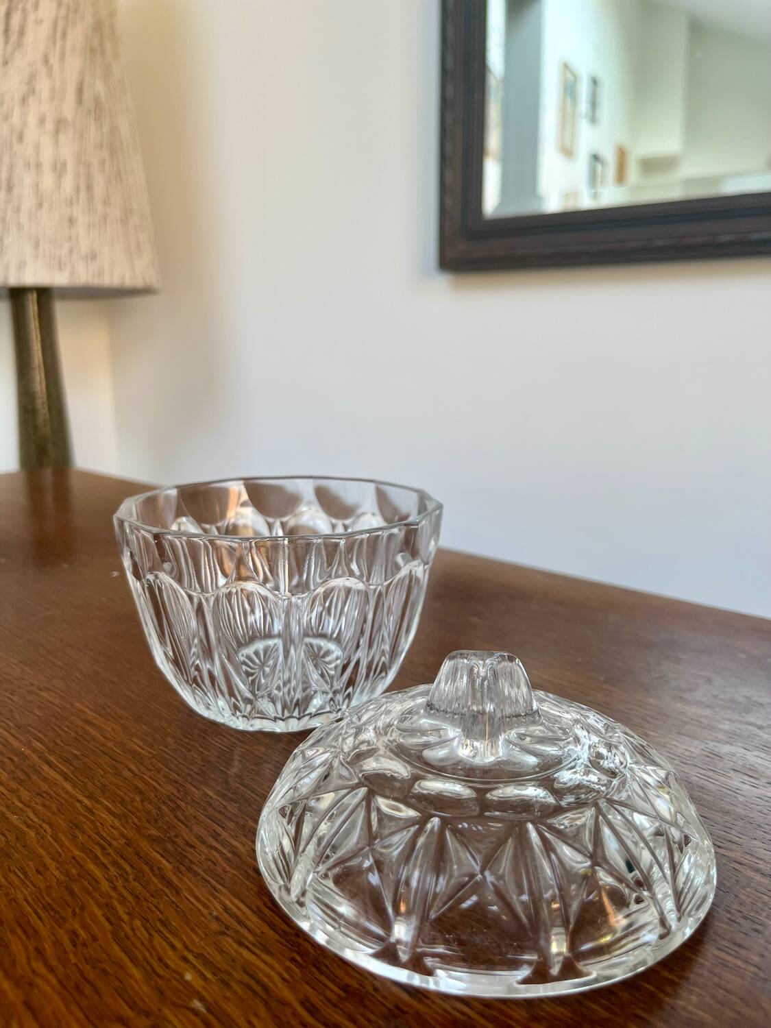 Bonbonnière vintage en verre pressé