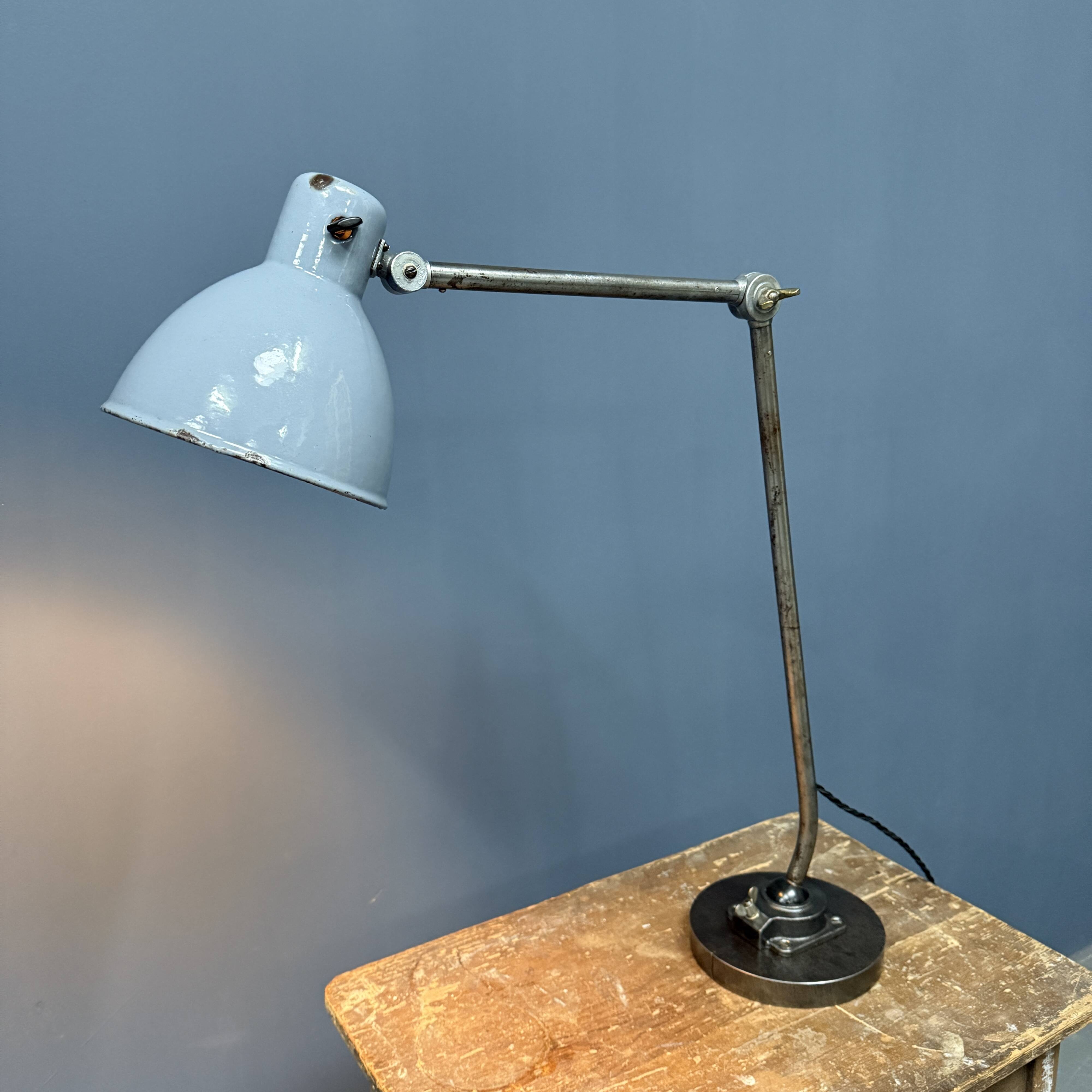 Grande lampe de table d'atelier Kandem modèle 566