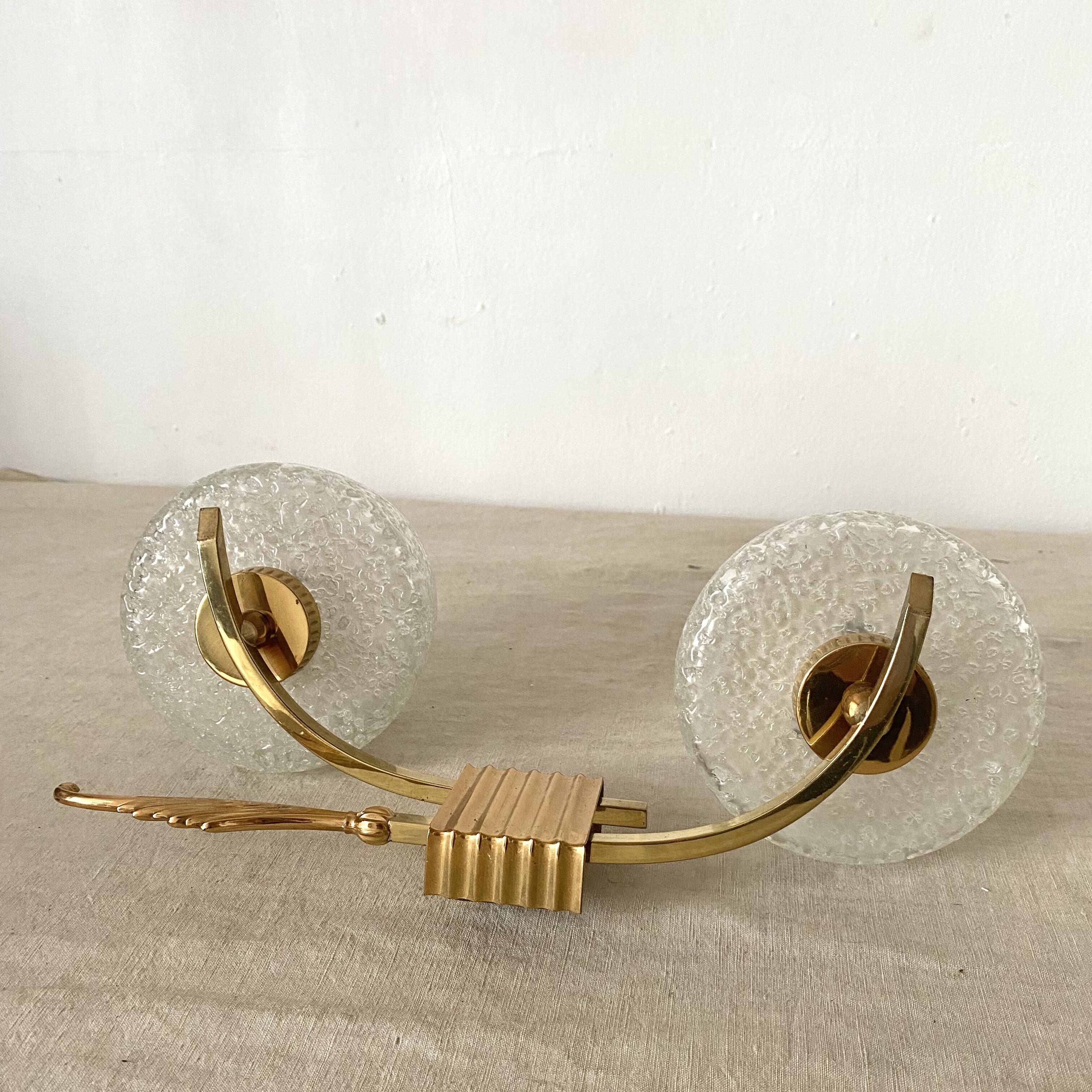 Double wall light in gold-tone metal and bubbled glass, Italian design from the 1960s
