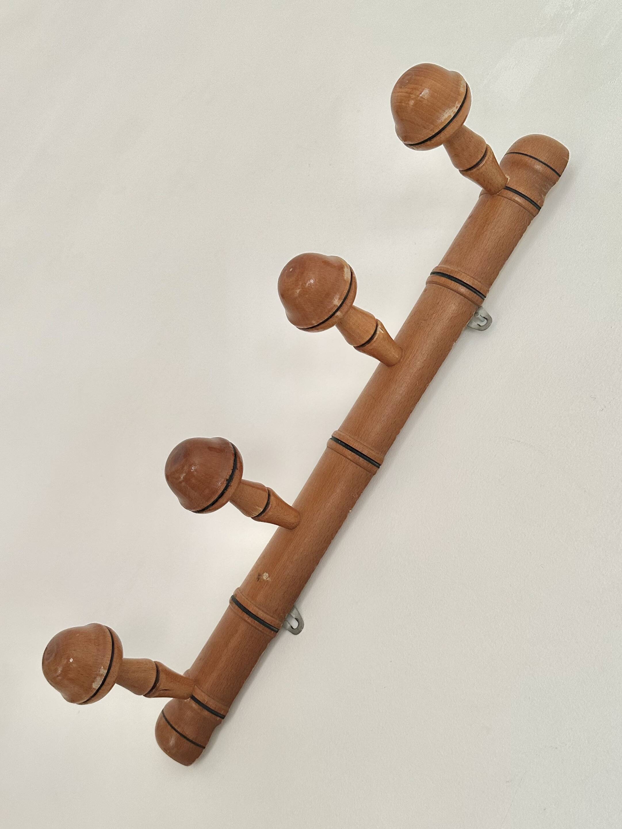Wall-mounted coat rack in bamboo effect wood