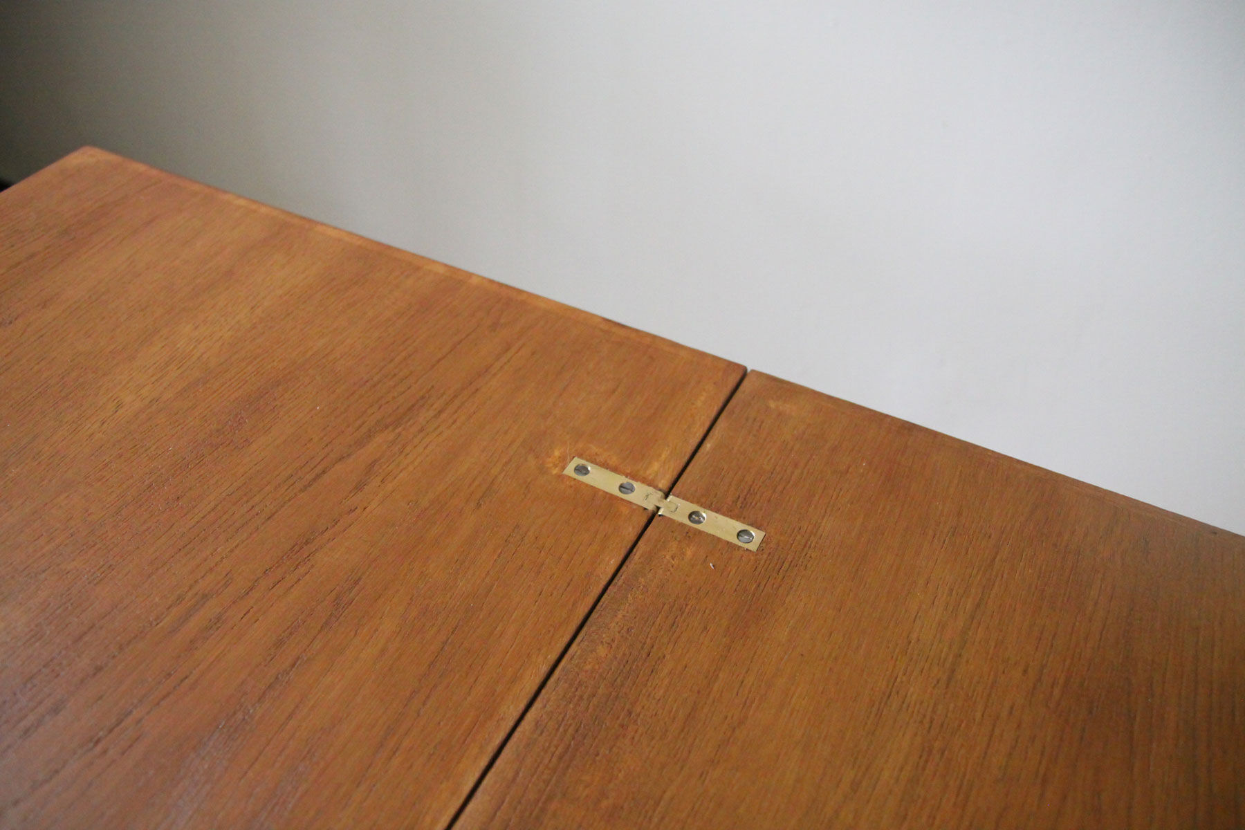 Scandinavian-style system table