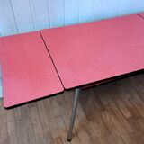 Expandable table in red formica
