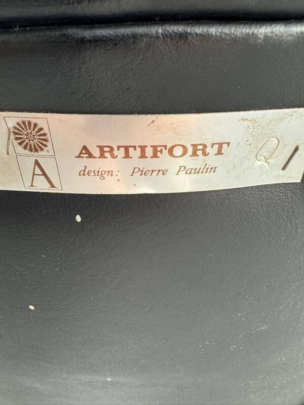 Fauteuil Slice de Pierre Paulin pour Artifort — Fauteuil lounge sculptural en cuir noir des années 1960, pieds en métal