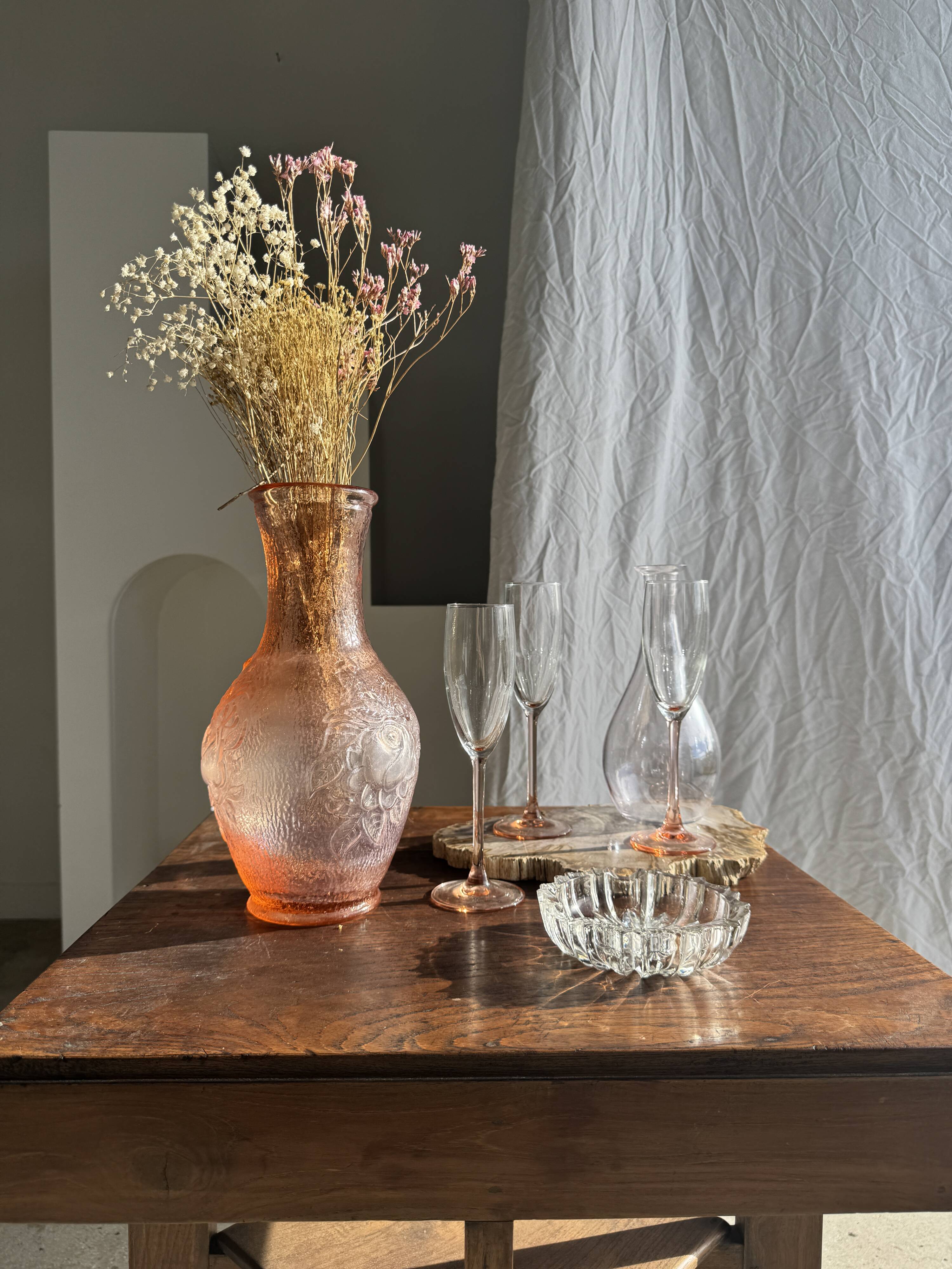 Grand vase rose en verre moulé italien vintage H31