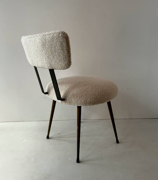 Low seat in metal and white boucle fabric.