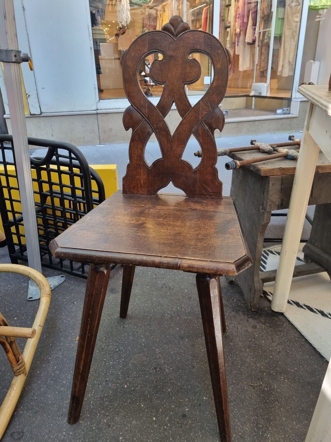 Chaise en bois sculpté