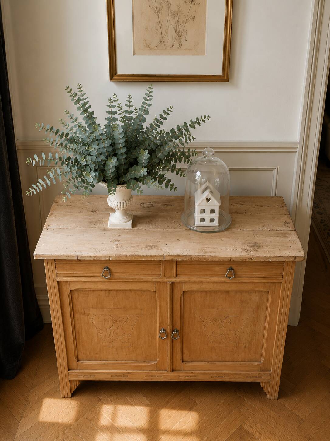 Buffet Art Déco en bois naturel, charme authentique.