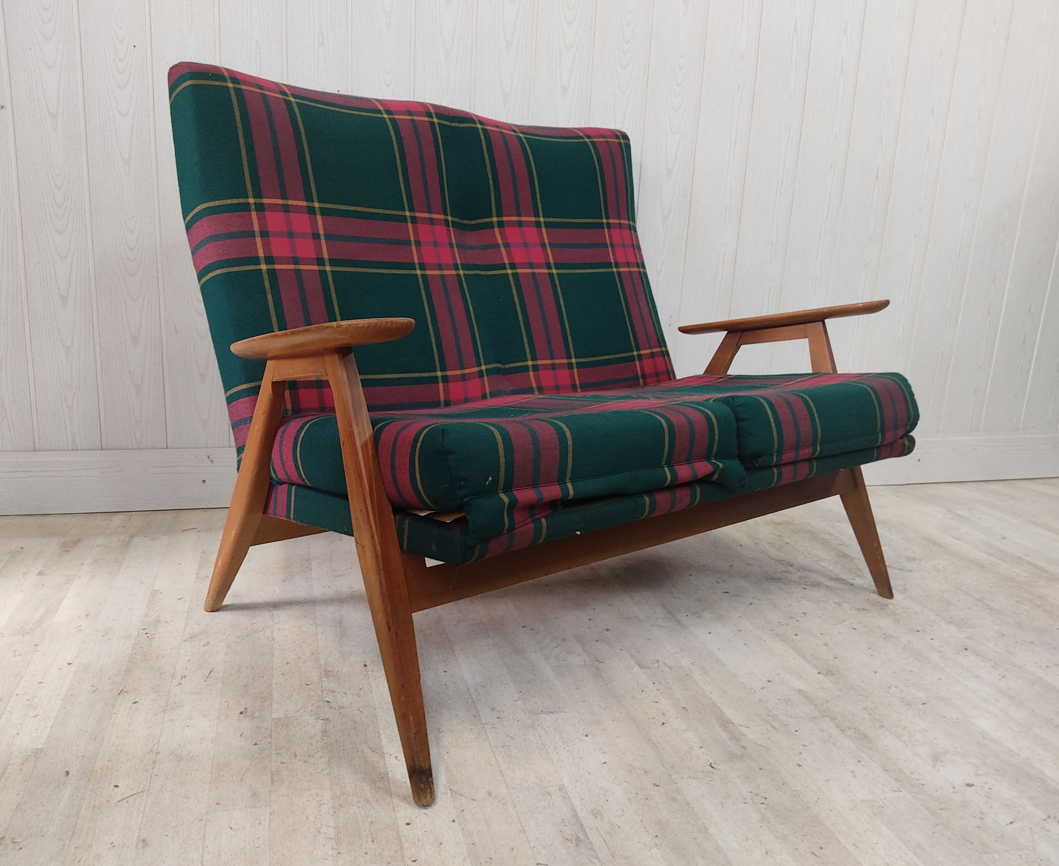 Scandinavian bench compass feet