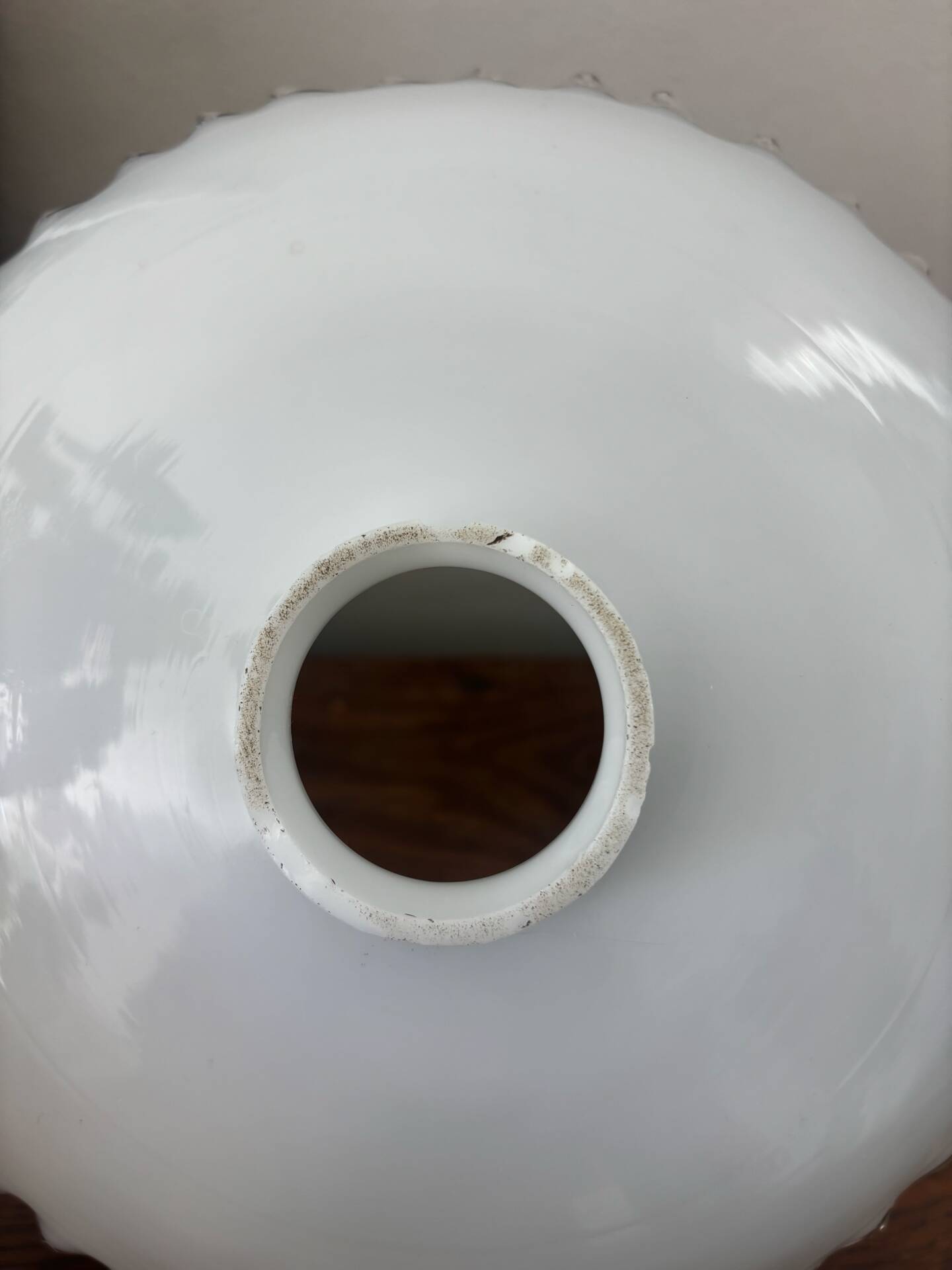 Vintage pendant lamp in white opaline with a scalloped effect.
