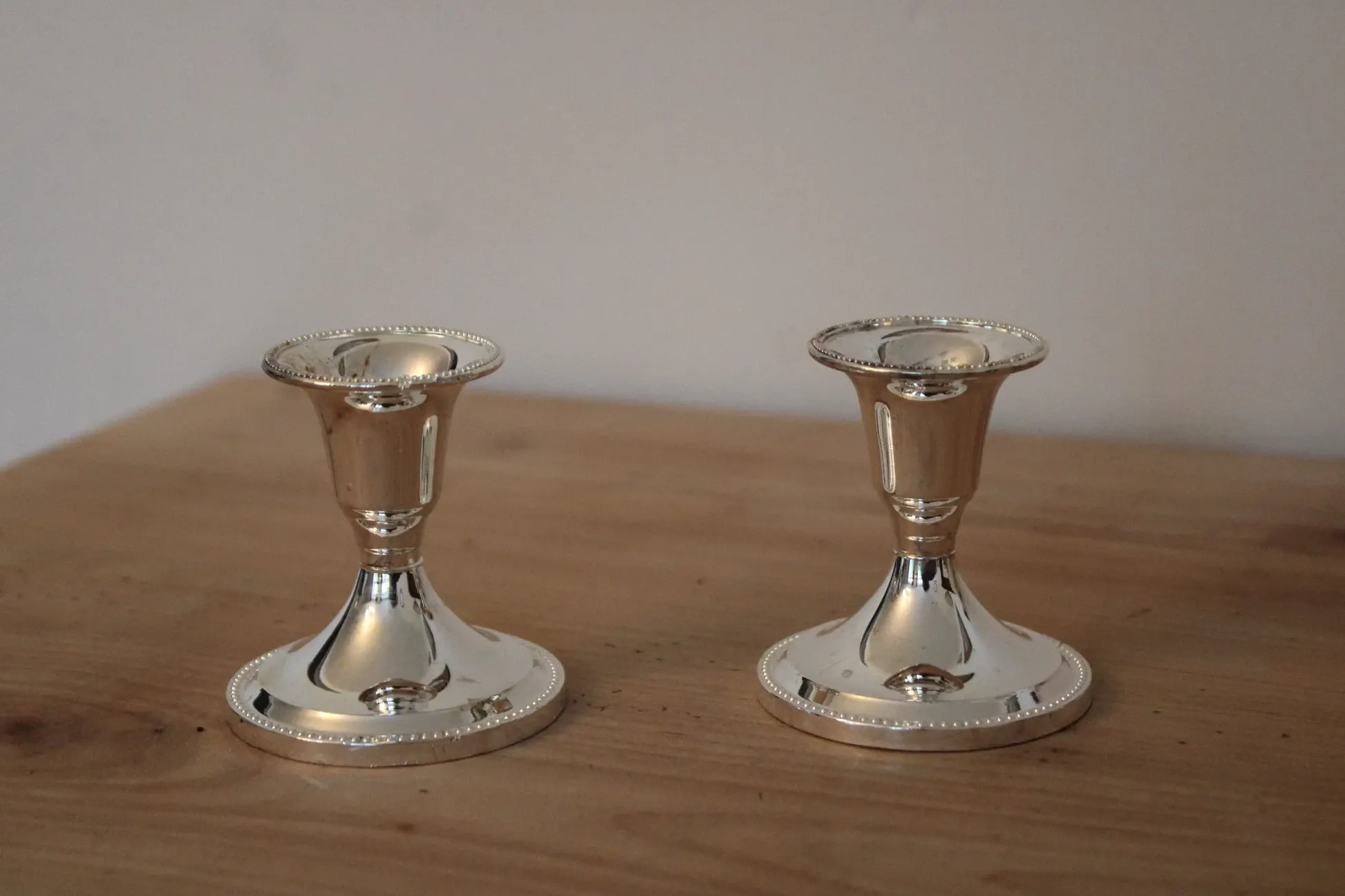 Pair of small silver candle holders with beaded borders – With Boursault box – H 7 cm
