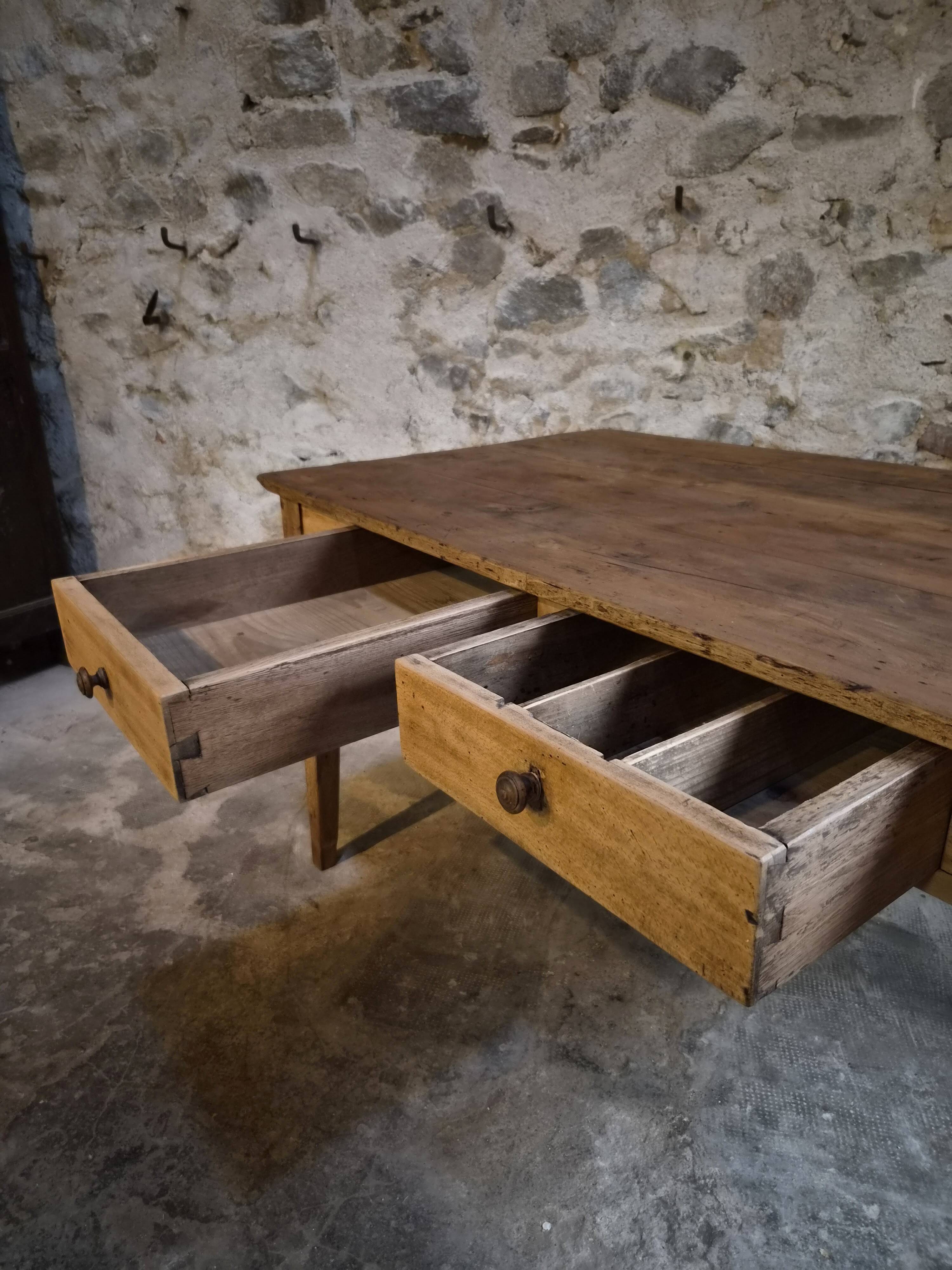 Table à manger rustique de ferme française, deux tiroirs, années 1920–1940