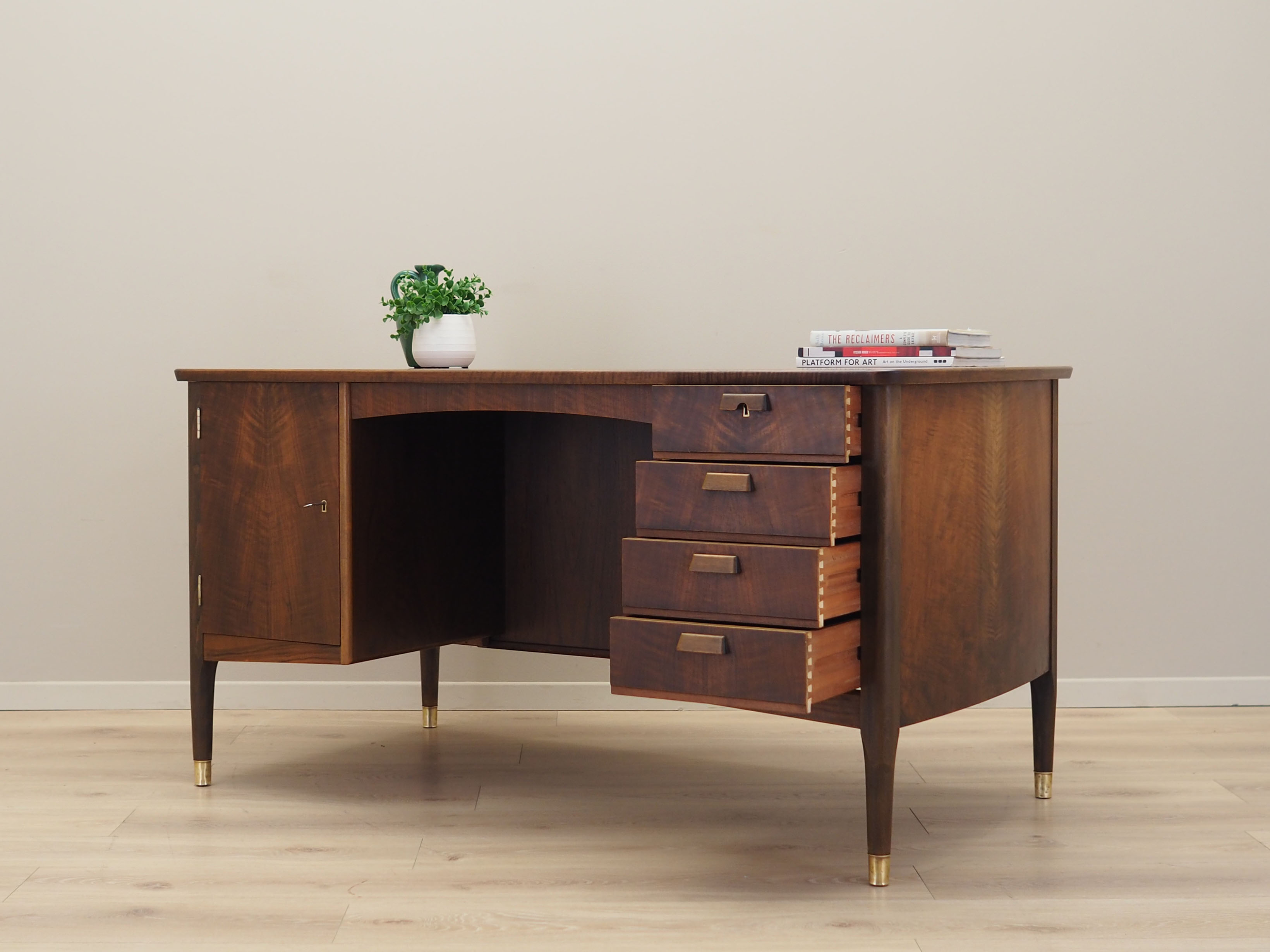 Bureau en noyer, design danois, années 1970, production: Danemark