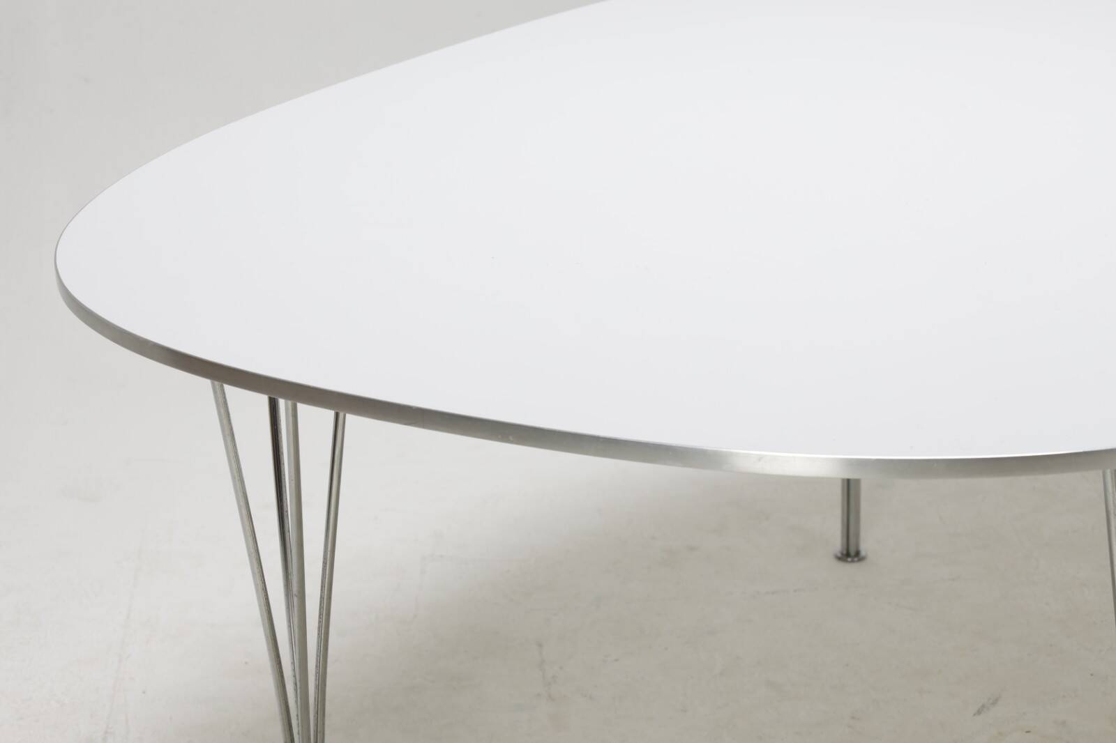 Table Superellipse par Arne Jacobsen, Hein, Mathsson pour Fritz Hansen, Danemark années 70-80
