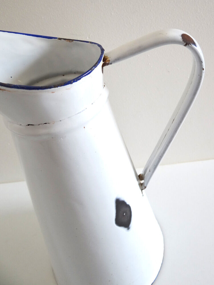 White enamelled former broc