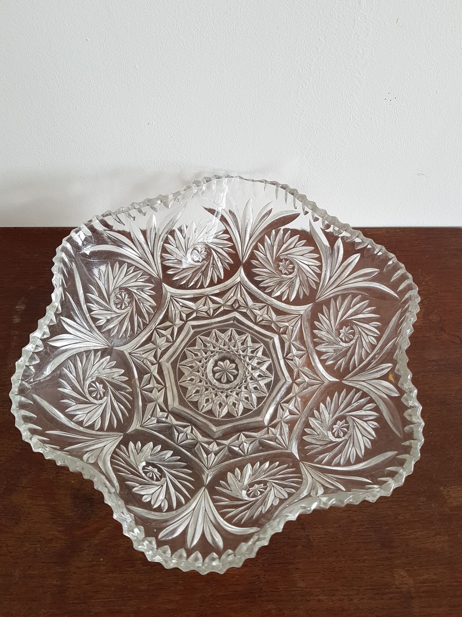 Flat bowl in chiseled glass
