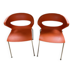 deux chaises oranges