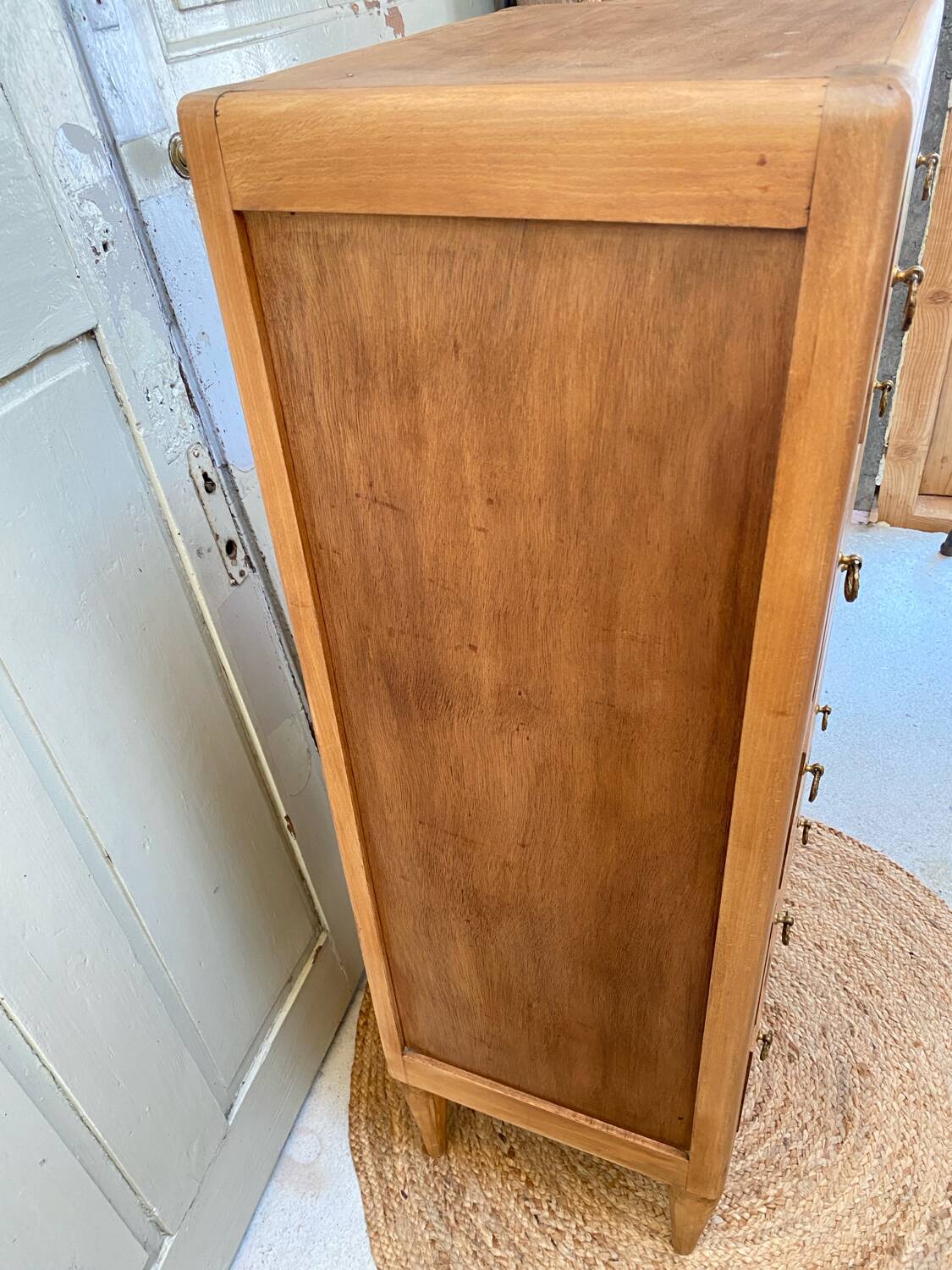 Vintage chest of drawers in light wood – natural elegance