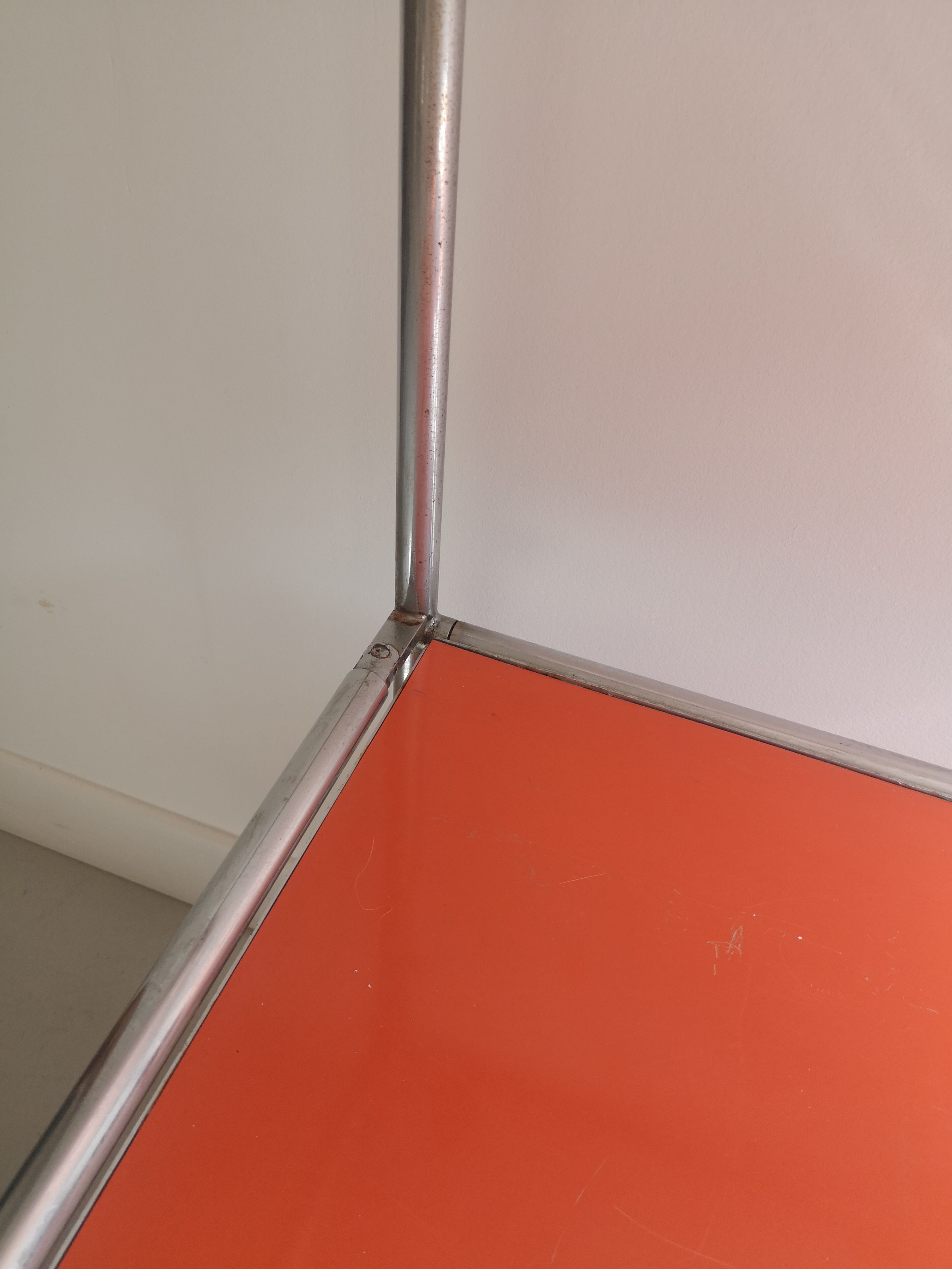 Desserte bibliothèque à roulette en metal chromé industrielle