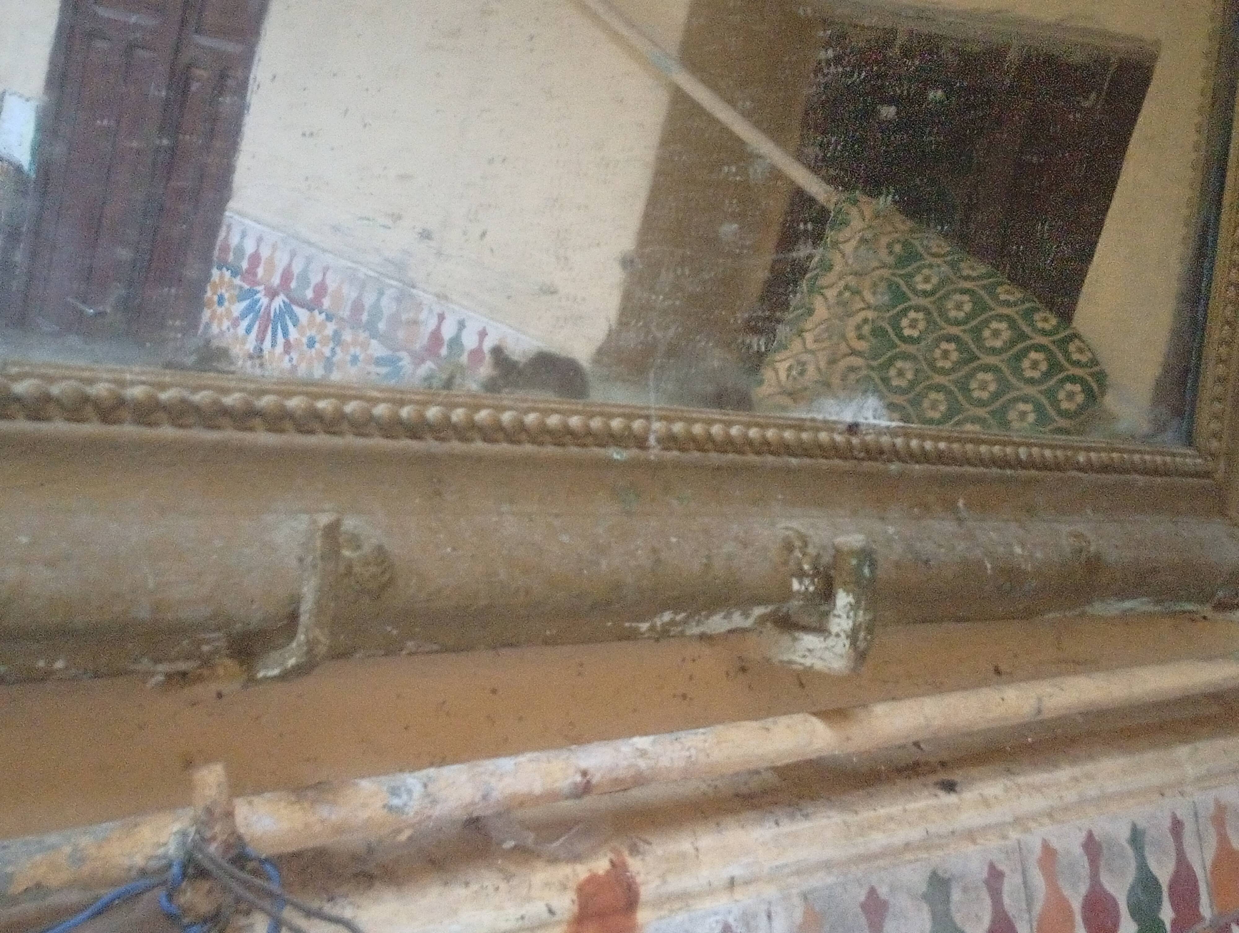 Miroir Louis Philippe ancien doré avec fronton