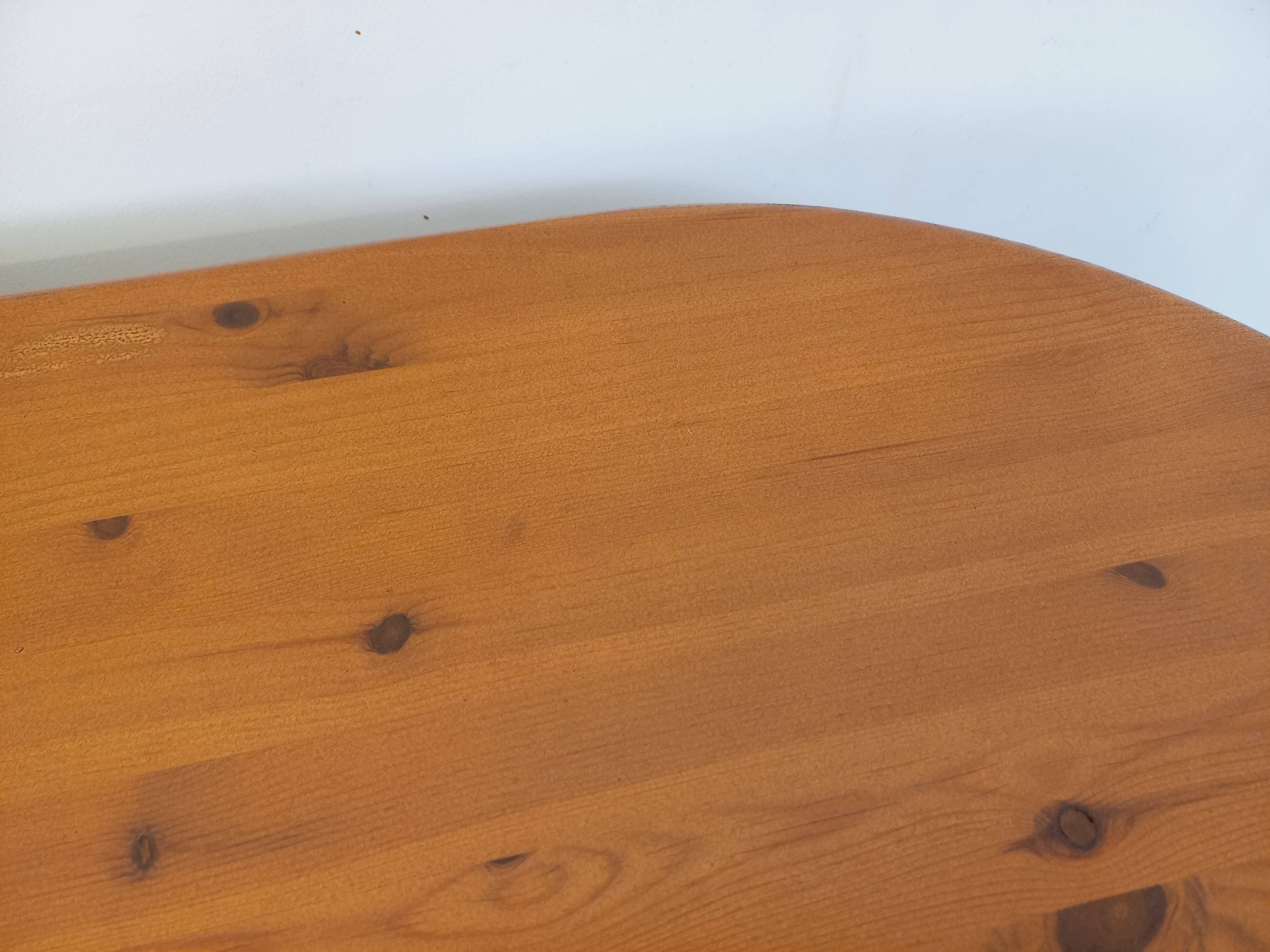 Vintage oval rectangular modernist coffee table in solid pine from the years.