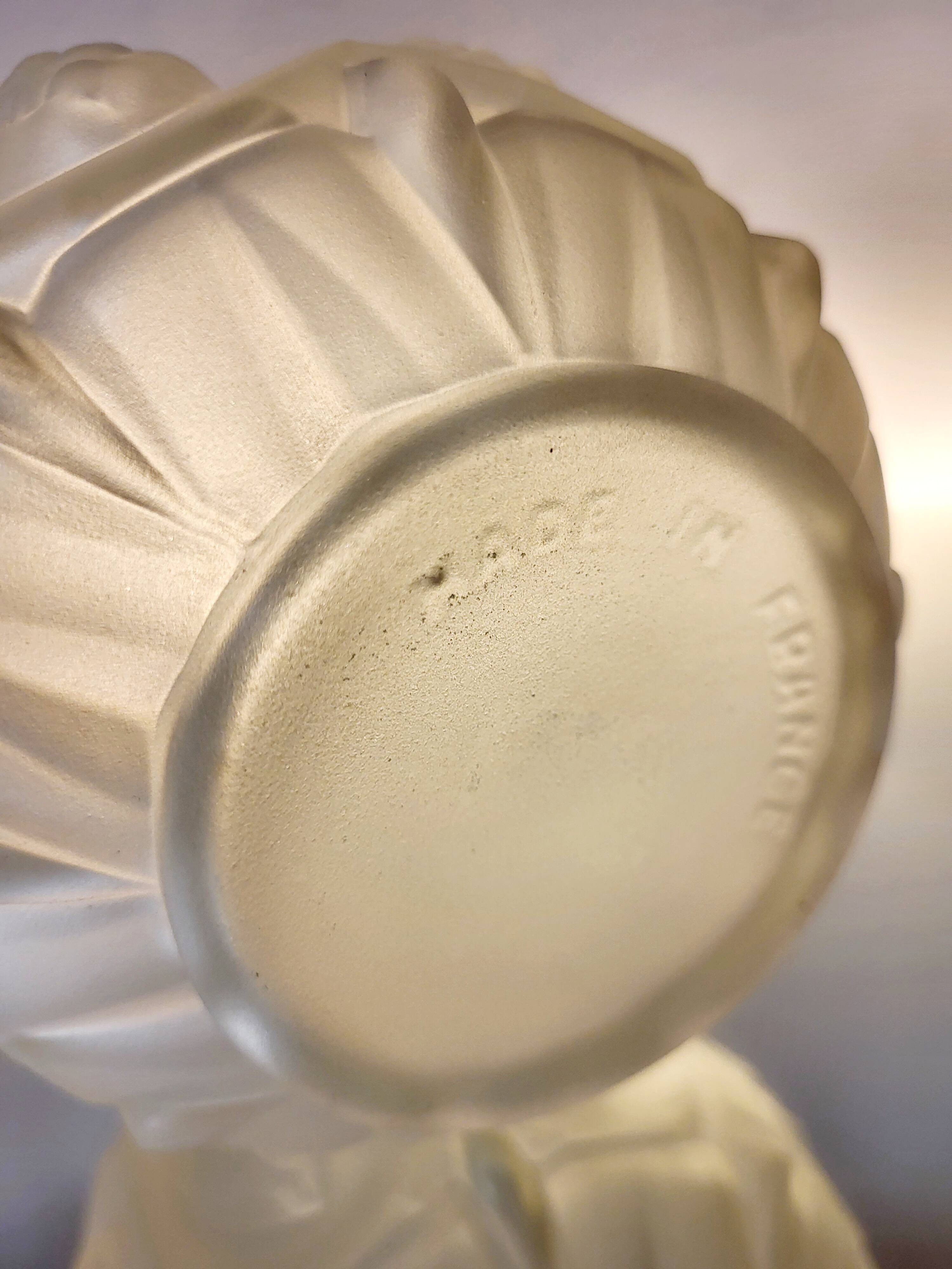 Vase Art déco en verre pressé dépoli avec décor floral, probablement des années 40