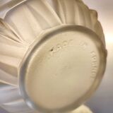 Vase Art déco en verre pressé dépoli avec décor floral, probablement des années 40