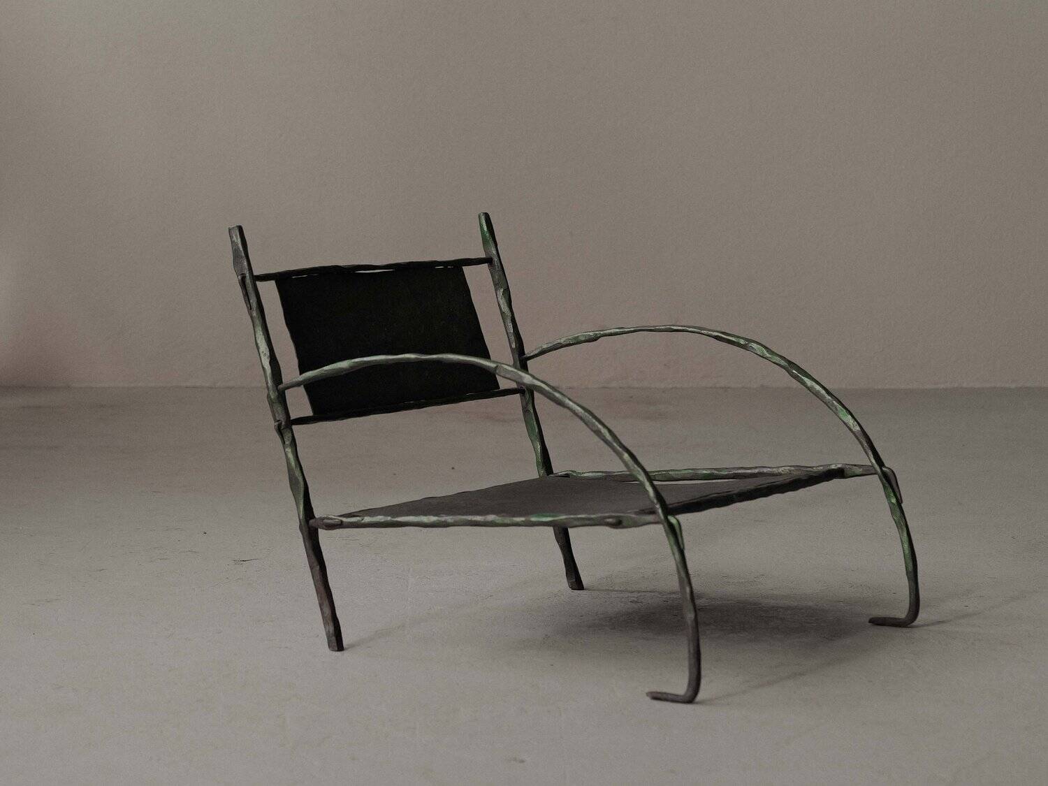 Fauteuil bas en fer forgé martelé, France, vers 1960