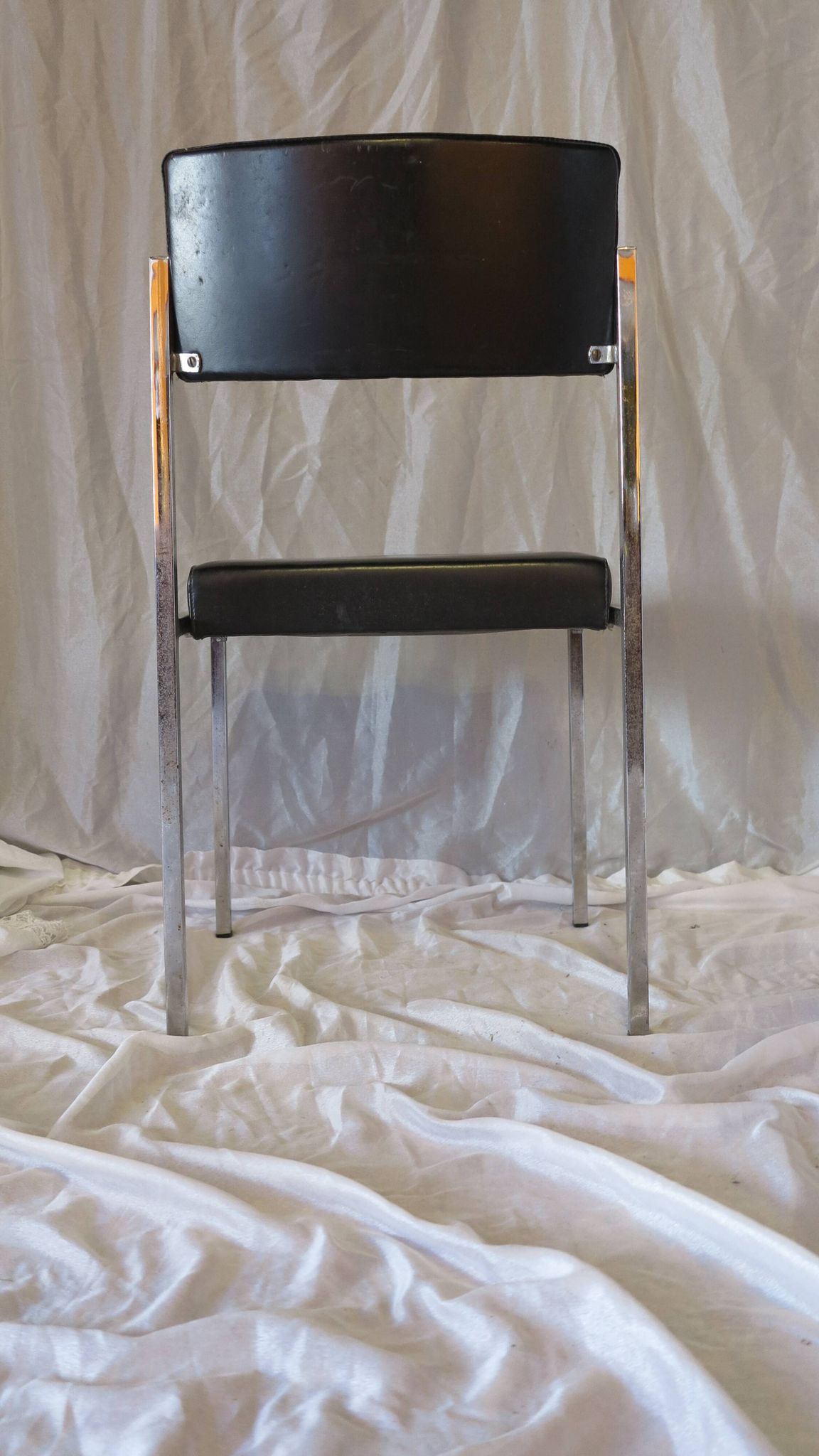 Chaise moderniste métal chromé et simili cuir noir