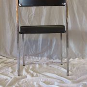 Chaise moderniste métal chromé et simili cuir noir