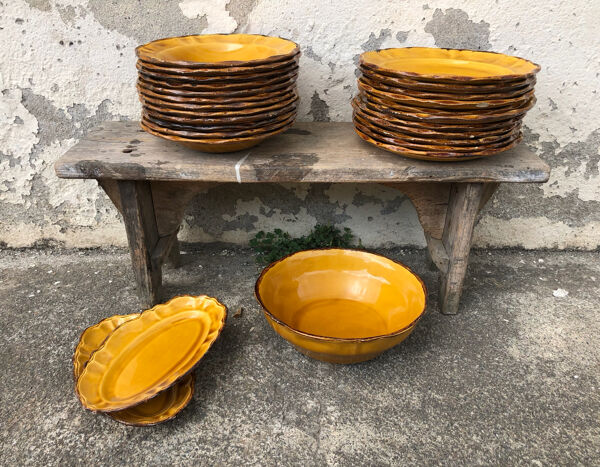 Service vaisselle en Faïence de Haute Provence (assiettes et plats) pa
