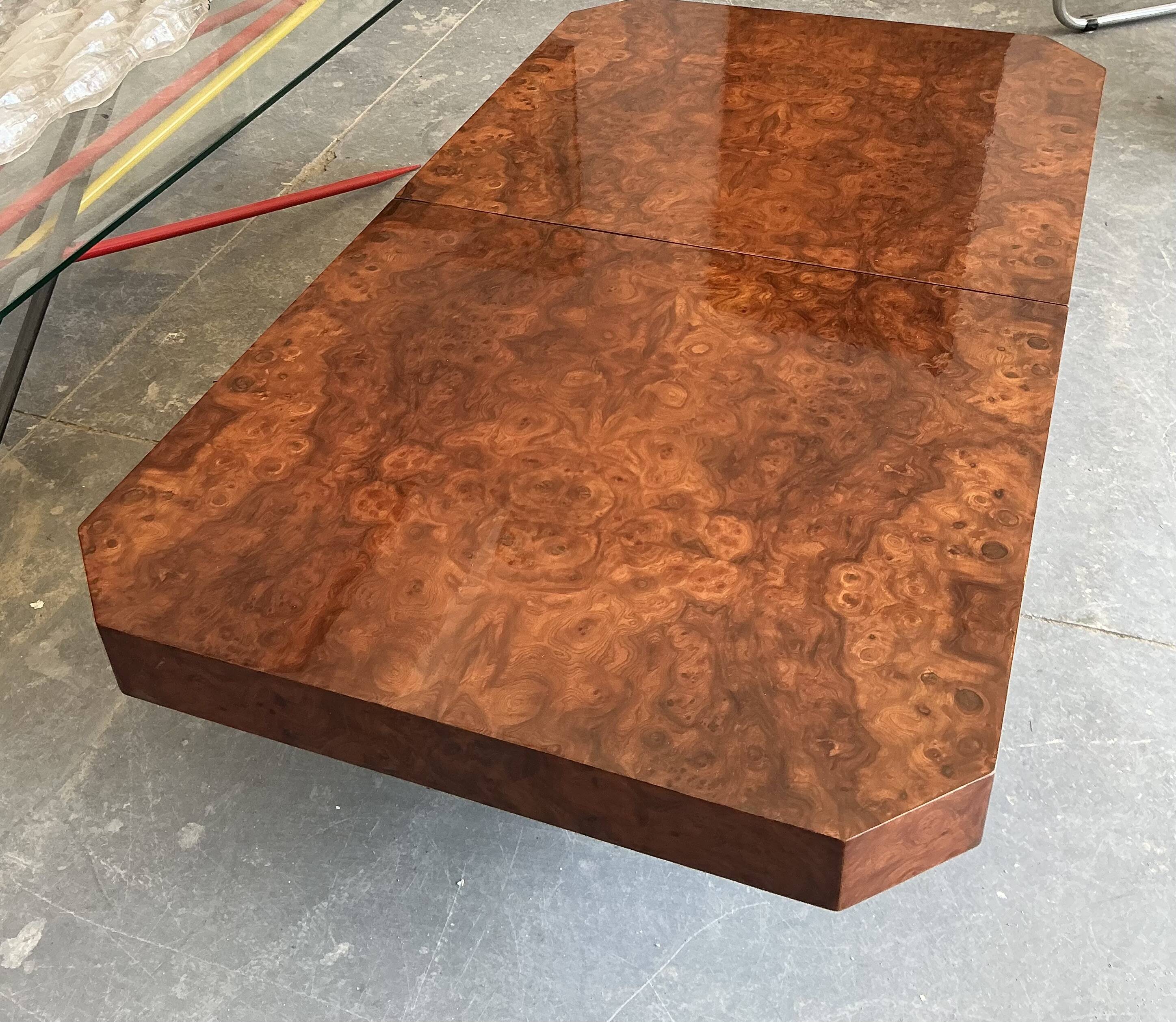 élégante table basse en loupe d'orme 1970
