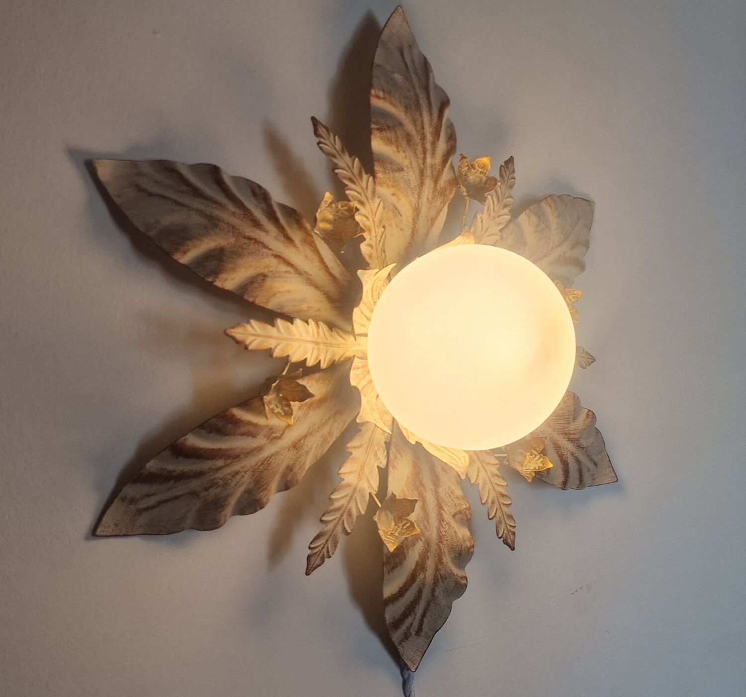Wall lamp or floral ceiling lamp in white globe