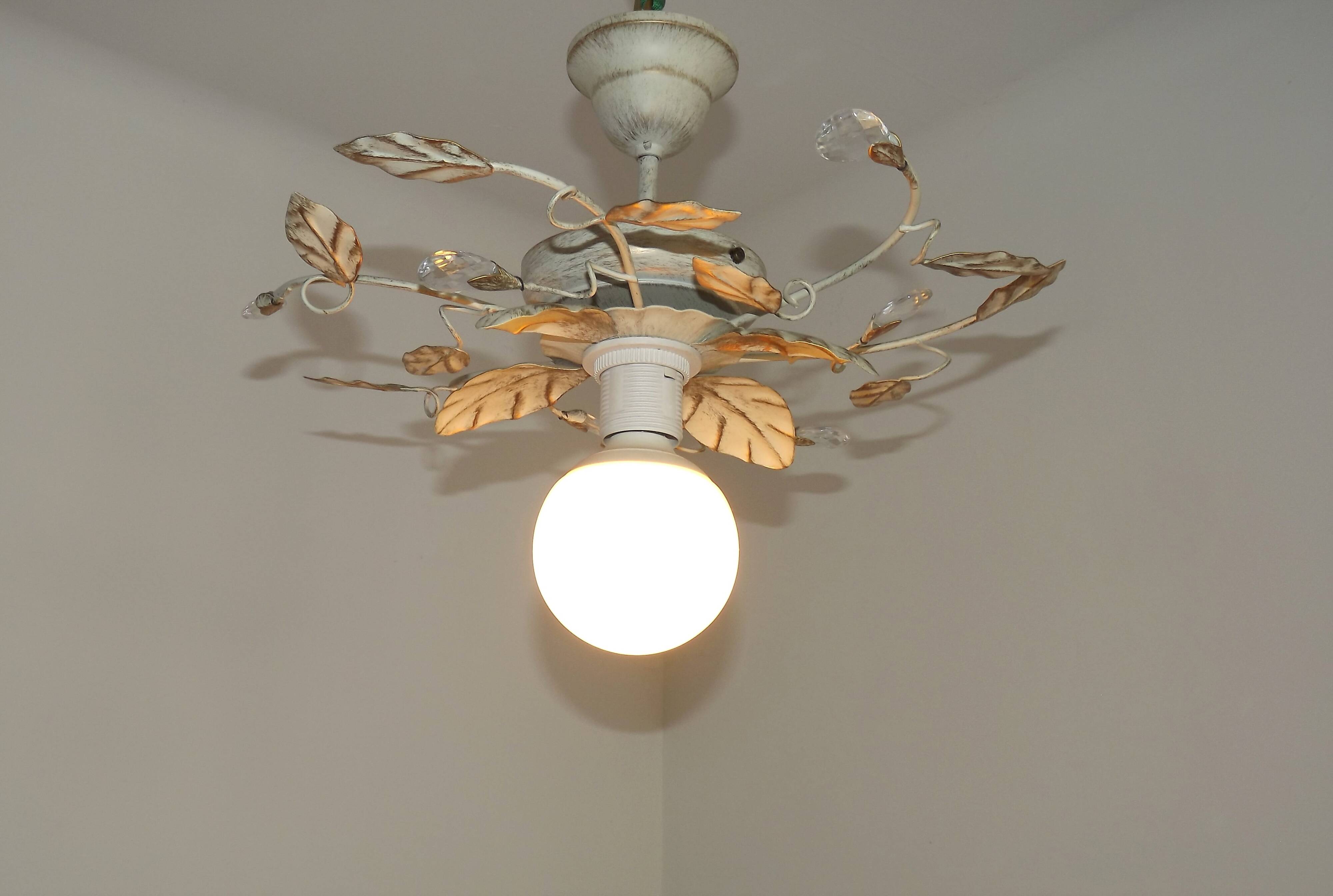 Lustre semi-encastré vintage charmant avec des feuilles et des perles en verre cristal.
