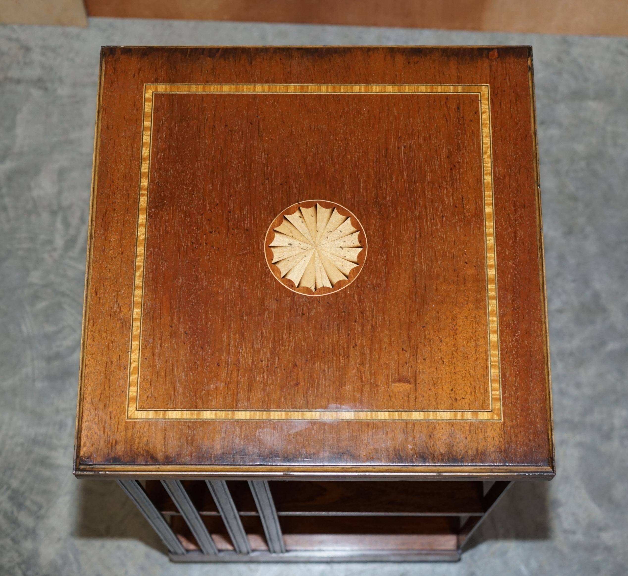 Table bibliothèque tournante en acajou et bois de satin style Sheraton Revival