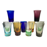 Ensemble de 11 verres à liqueur en verre coloré années 70