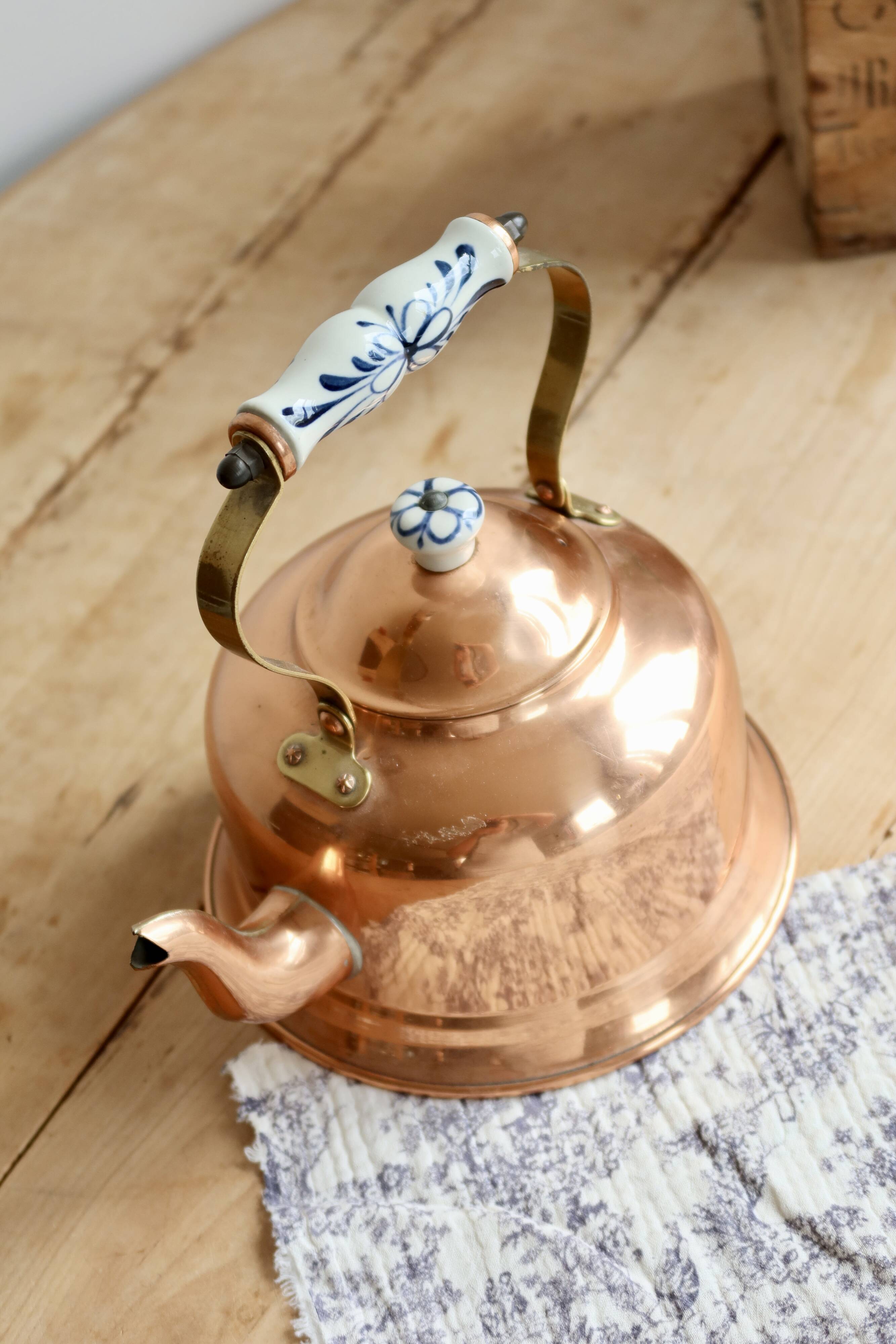Vintage kettle in copper and ceramic