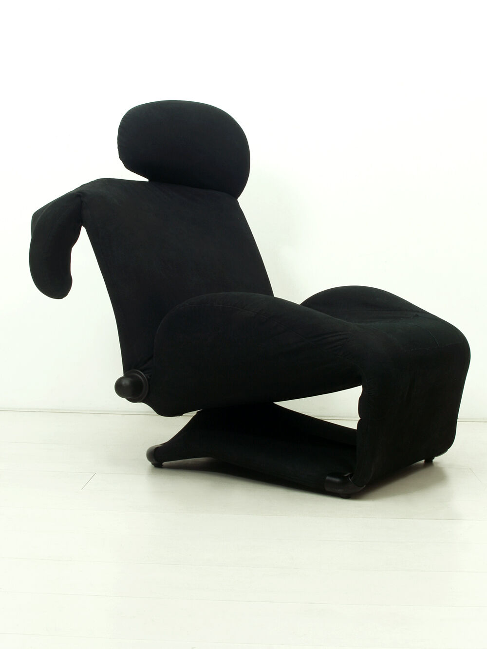 Italian Black Wink Lounge Chair With Mickey Mouse Ears by Toshiyuki Kita for Cassina, 1980s