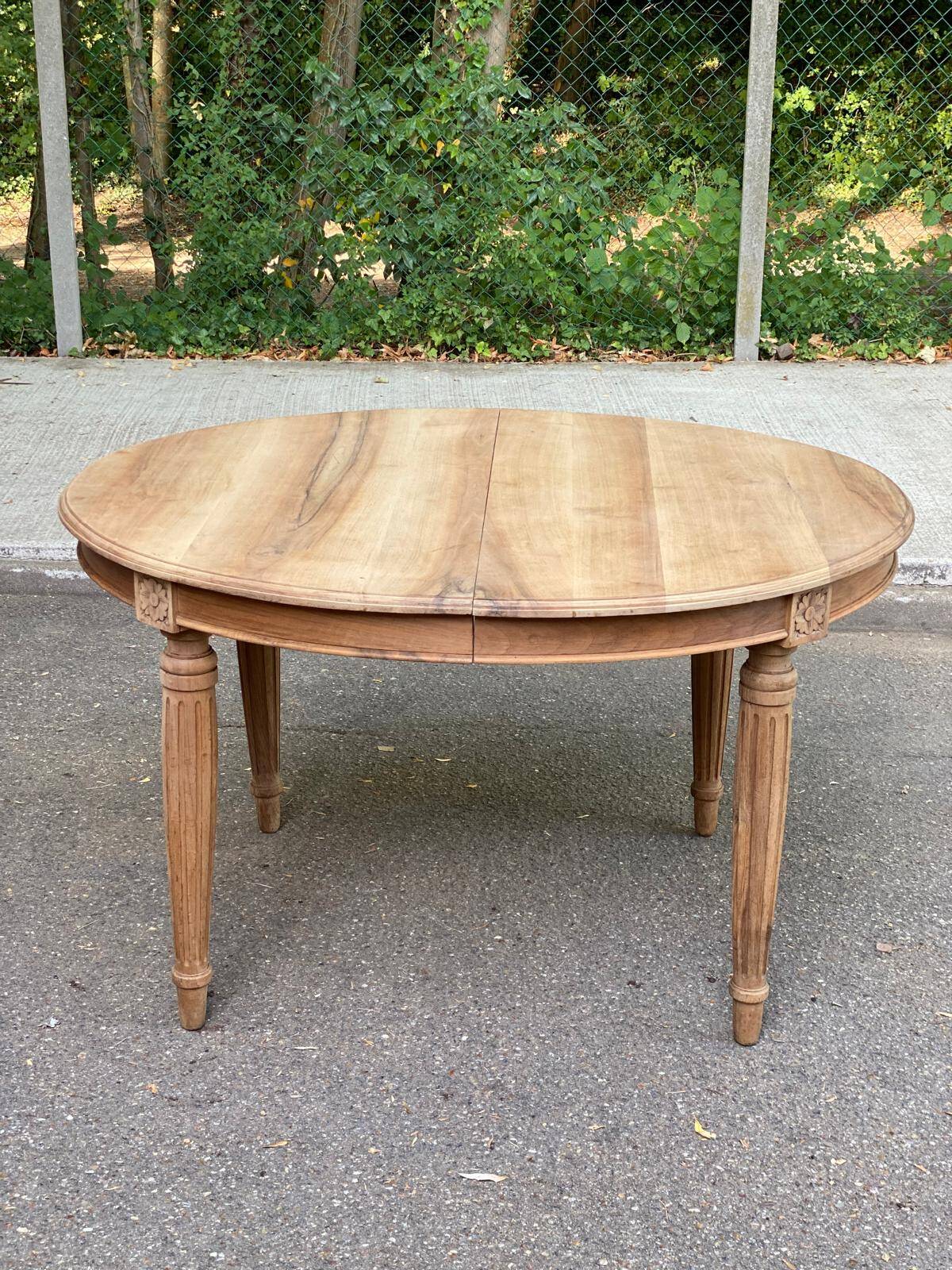 Art Deco round extendable dining table stripped in solid walnut from the 1920s.